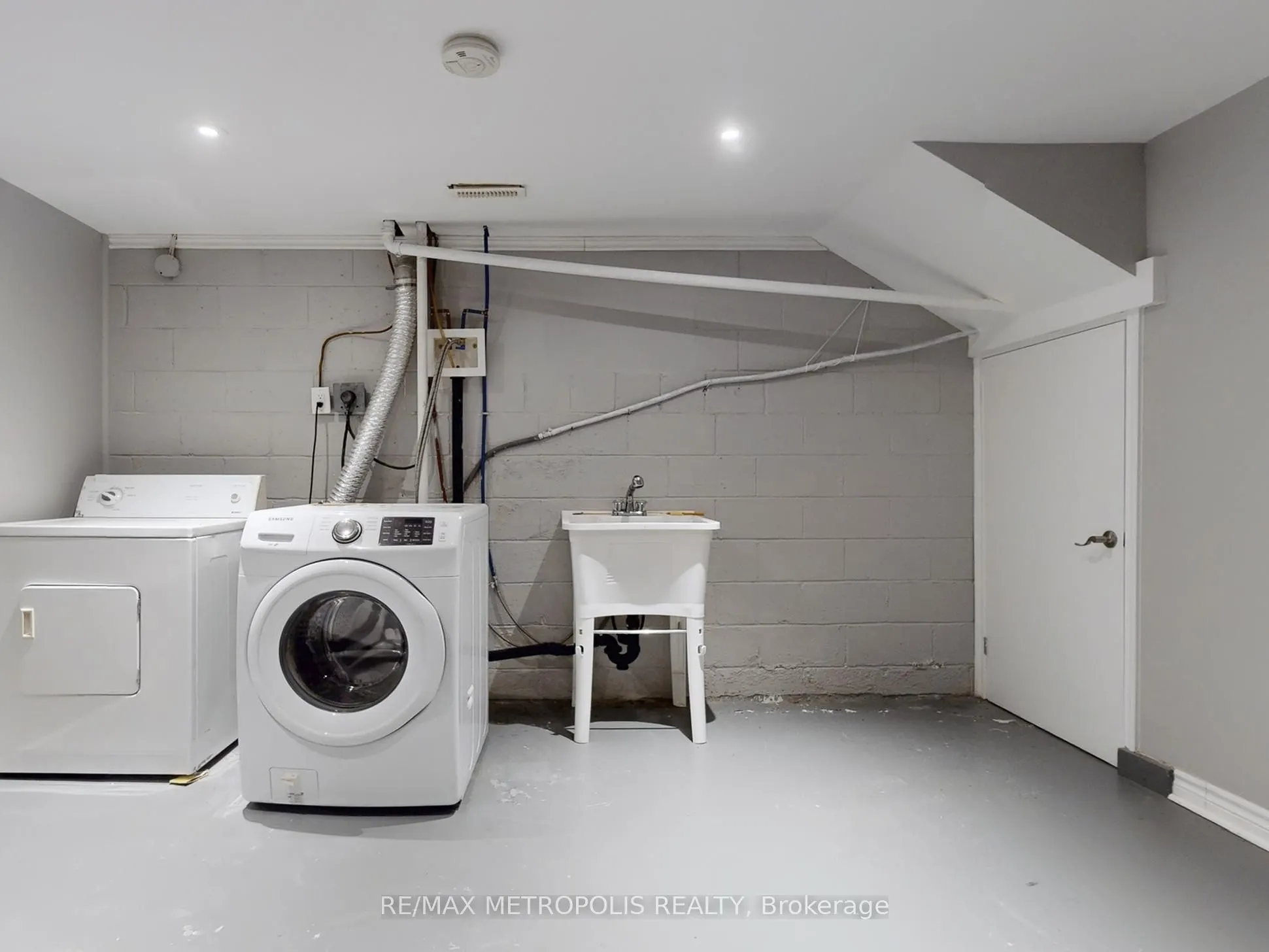 2098 Maplewood Drive