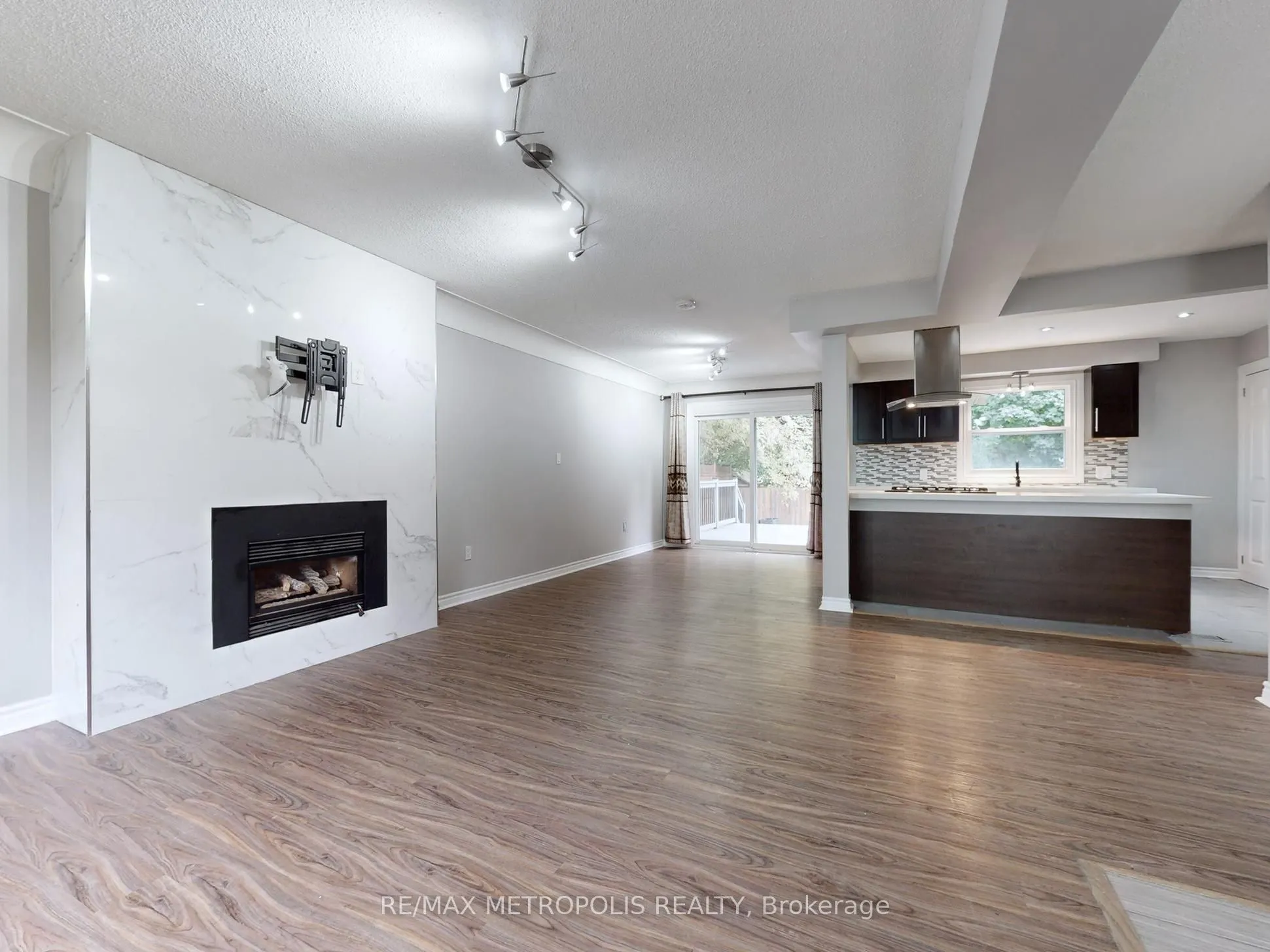 2098 Maplewood Drive