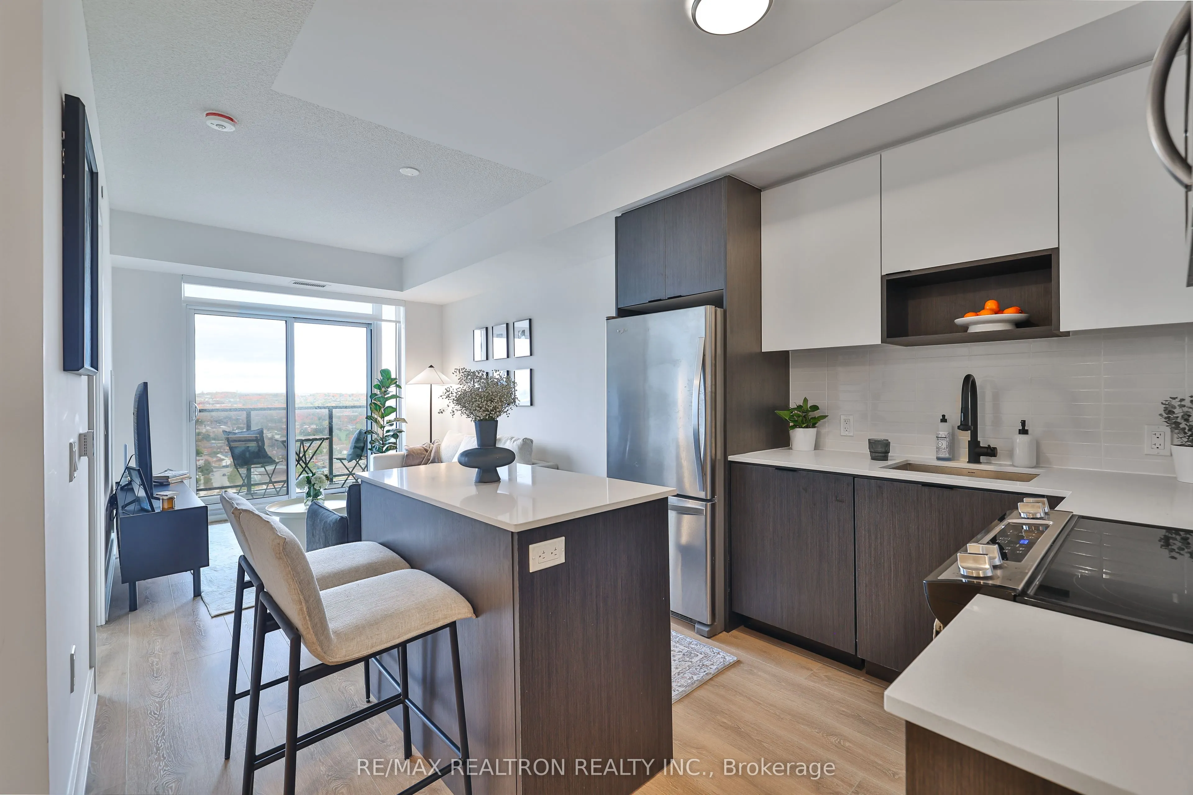 202 Burnhamthorpe Road E, #1904W