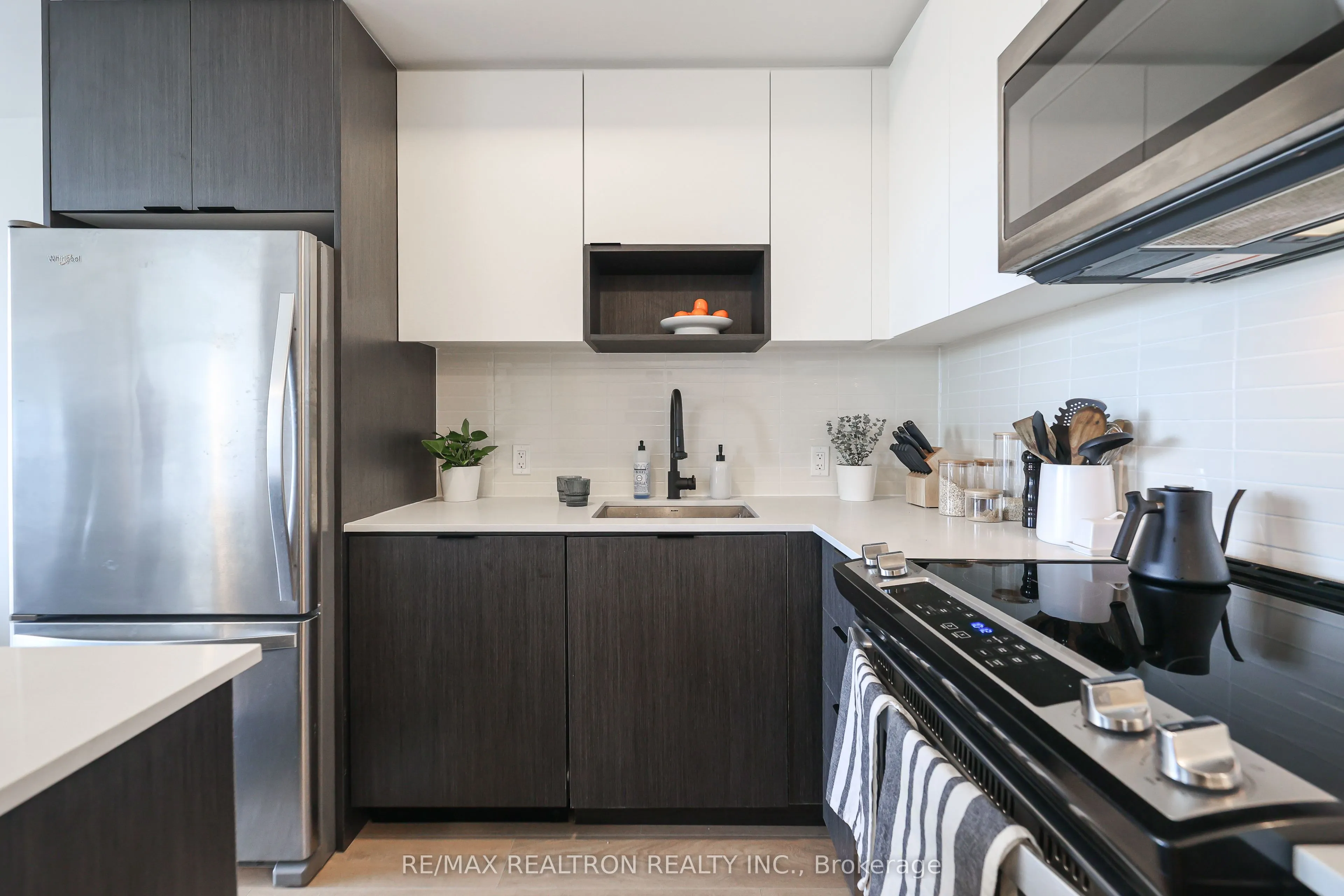 202 Burnhamthorpe Road E, #1904W