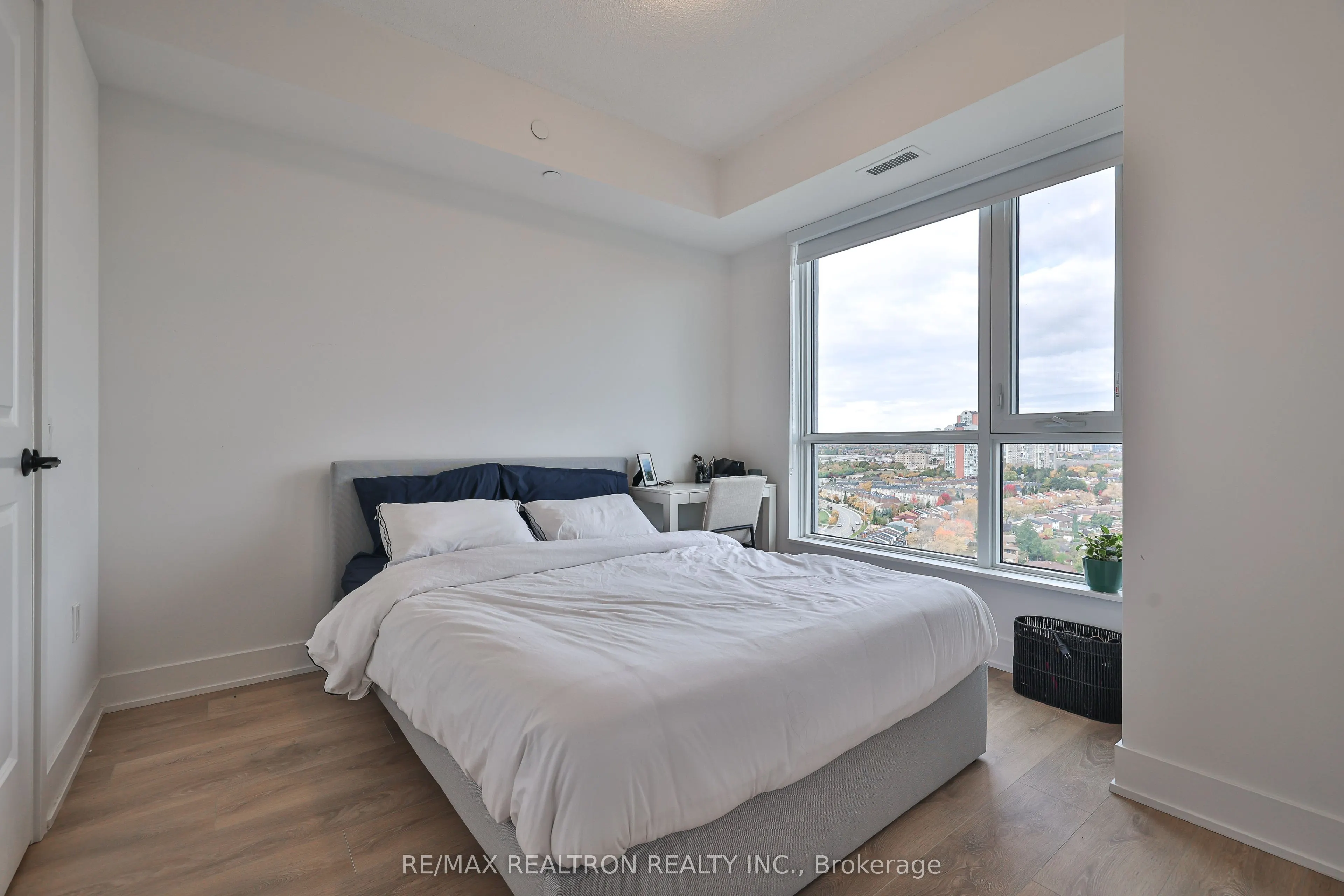 202 Burnhamthorpe Road E, #1904W