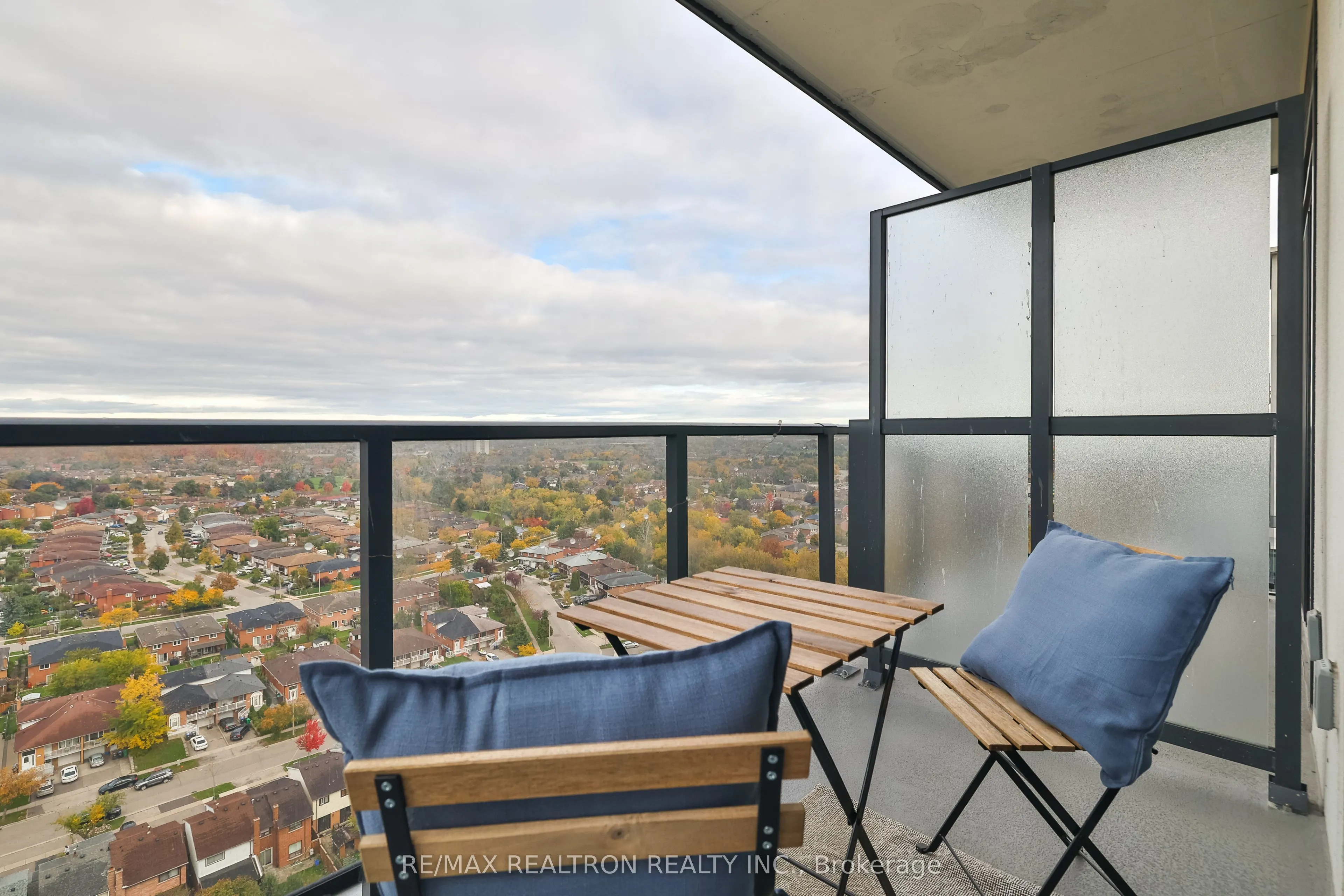 202 Burnhamthorpe Road E, #1904W