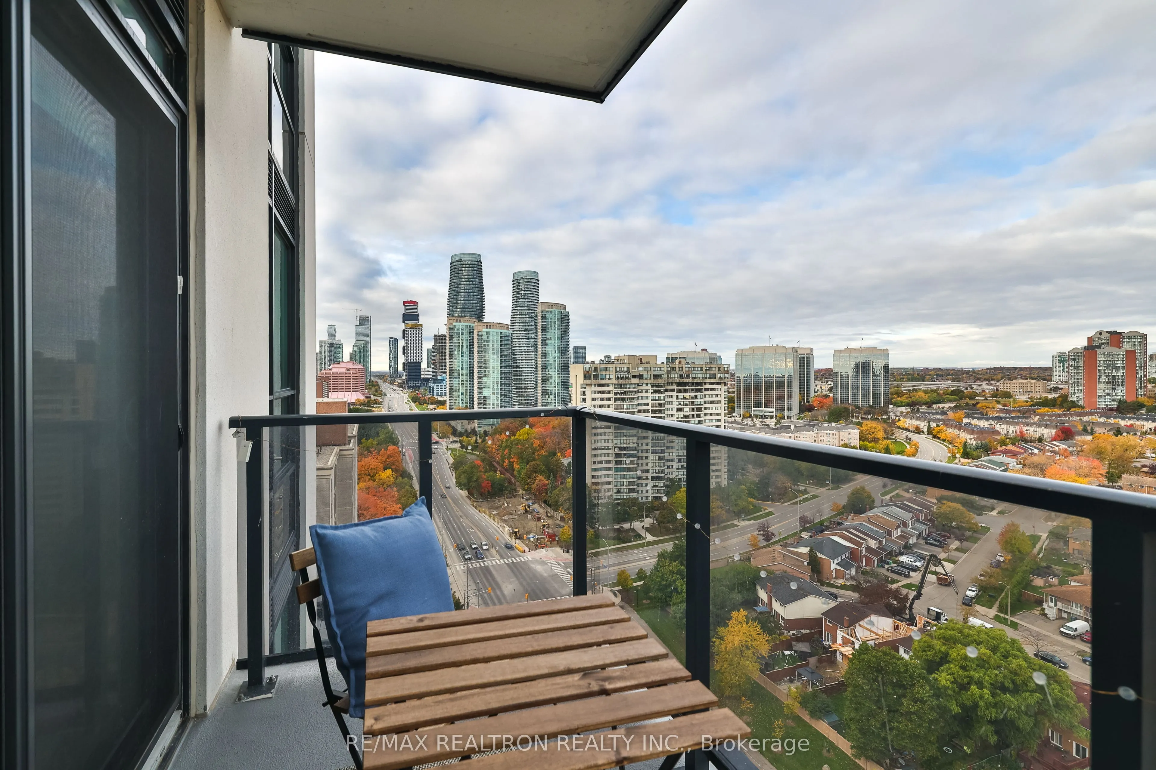 202 Burnhamthorpe Road E, #1904W