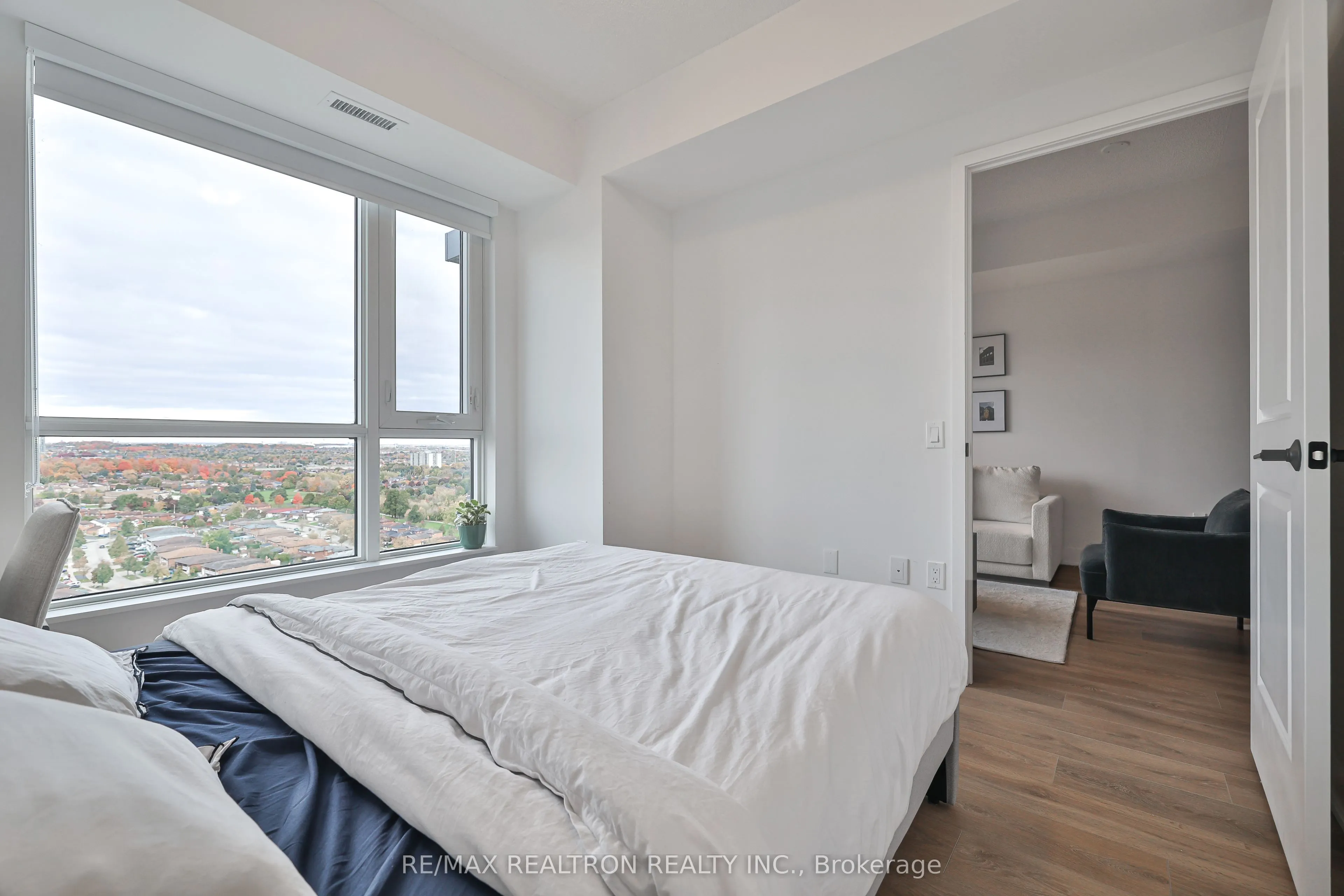 202 Burnhamthorpe Road E, #1904W