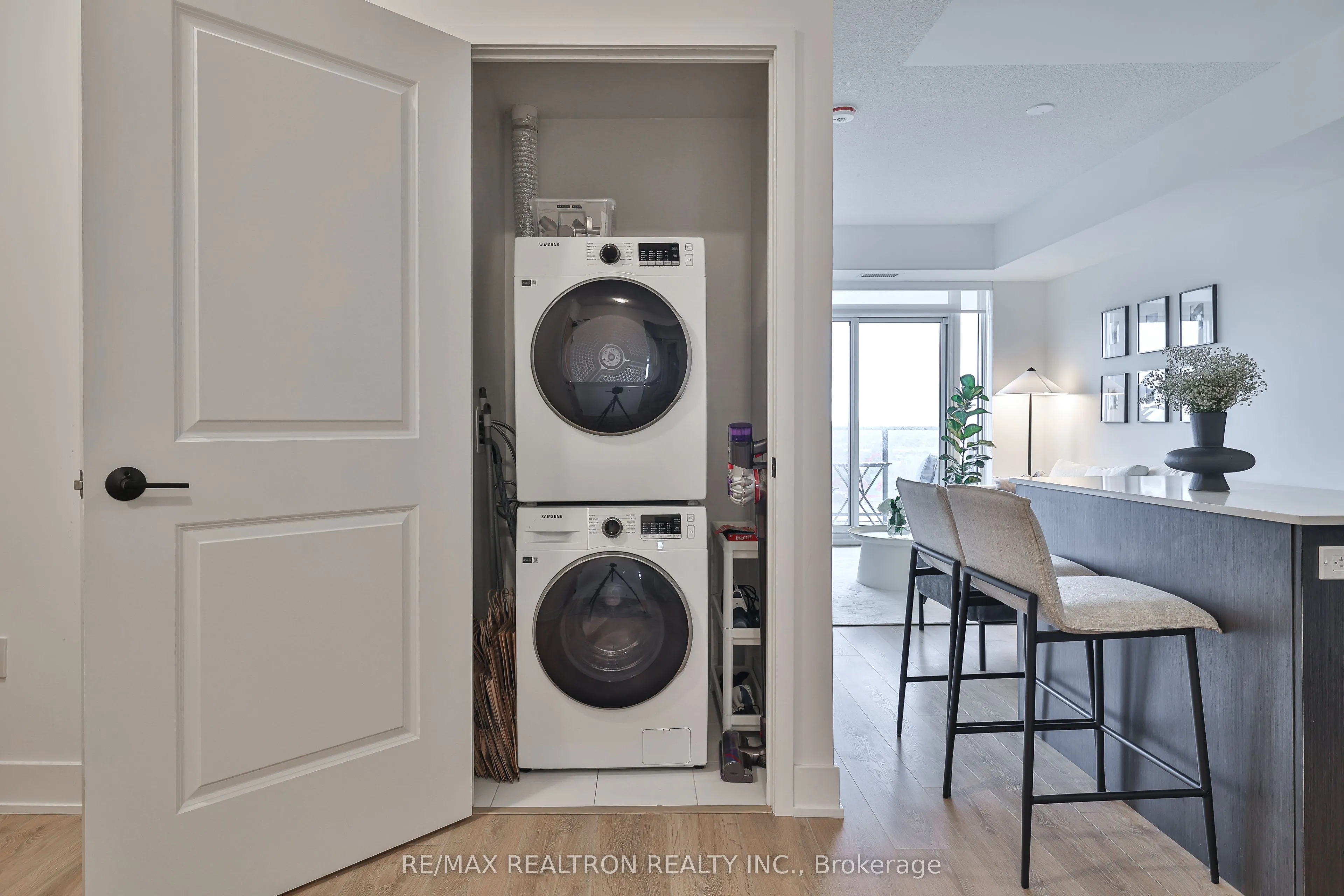 202 Burnhamthorpe Road E, #1904W