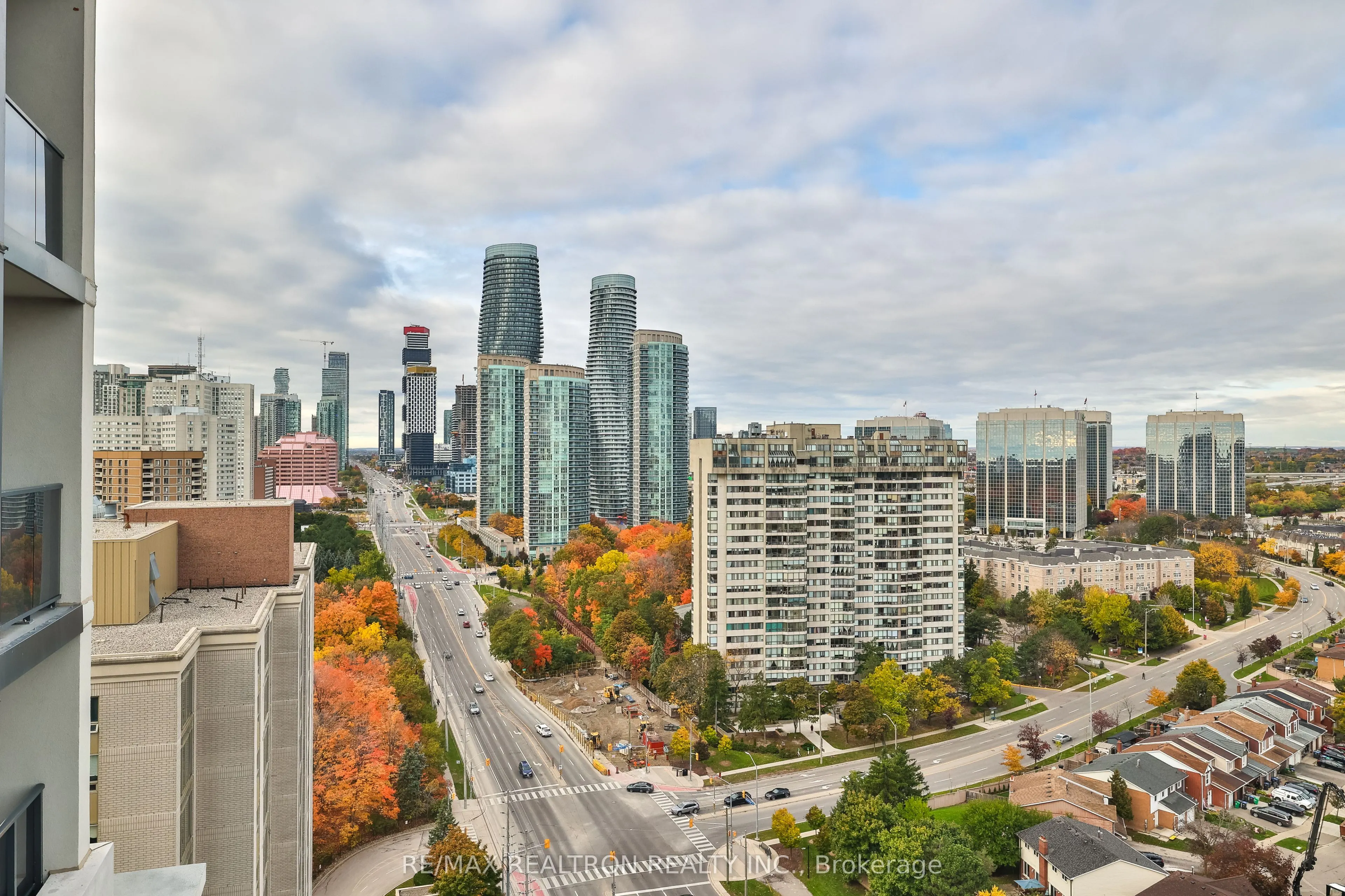 202 Burnhamthorpe Road E, #1904W