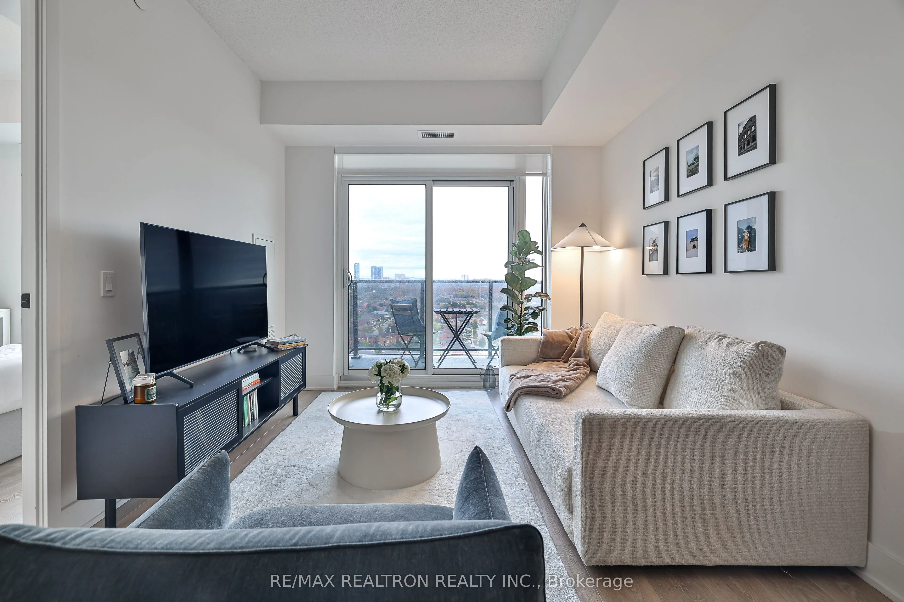 202 Burnhamthorpe Road E, #1904W