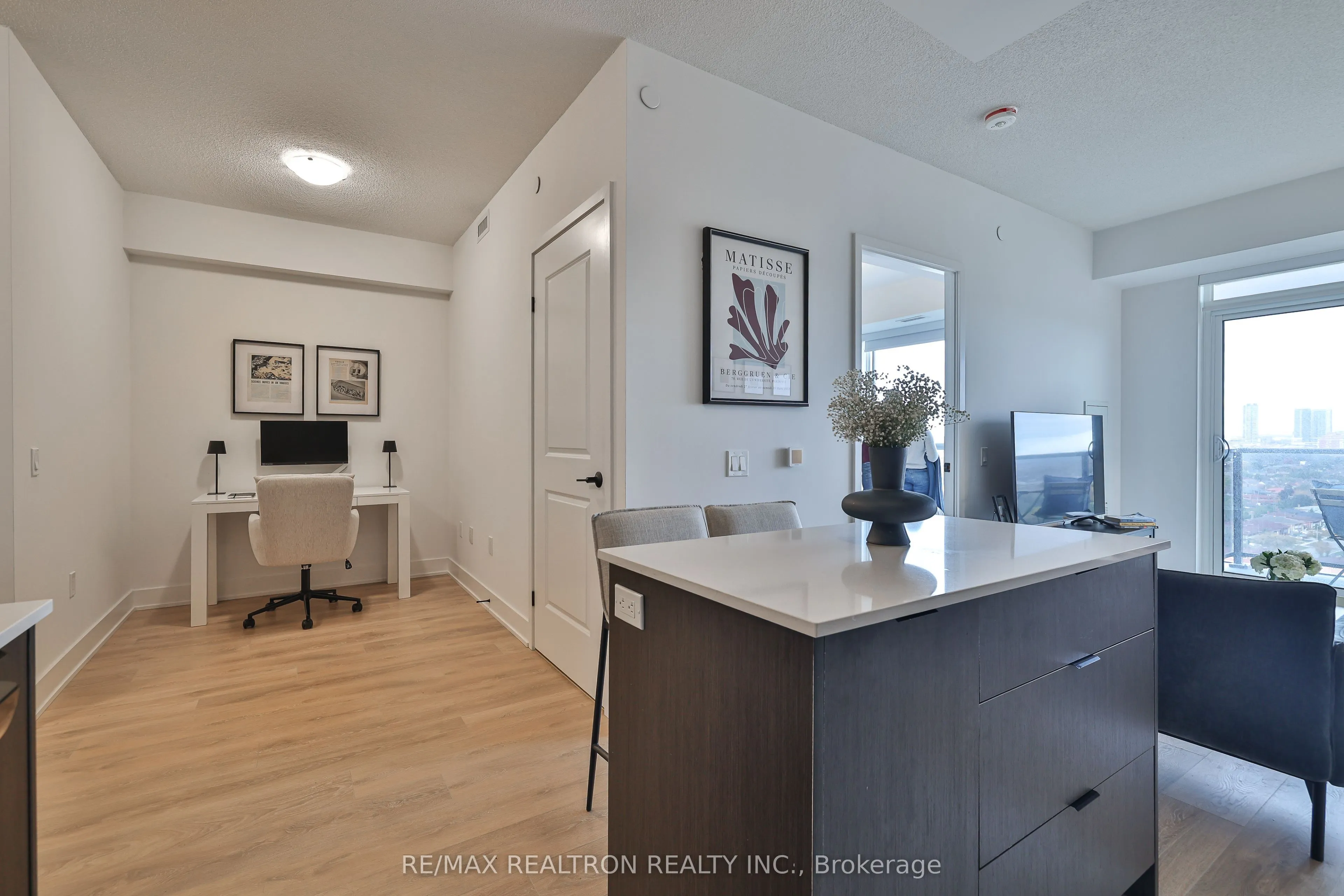 202 Burnhamthorpe Road E, #1904W