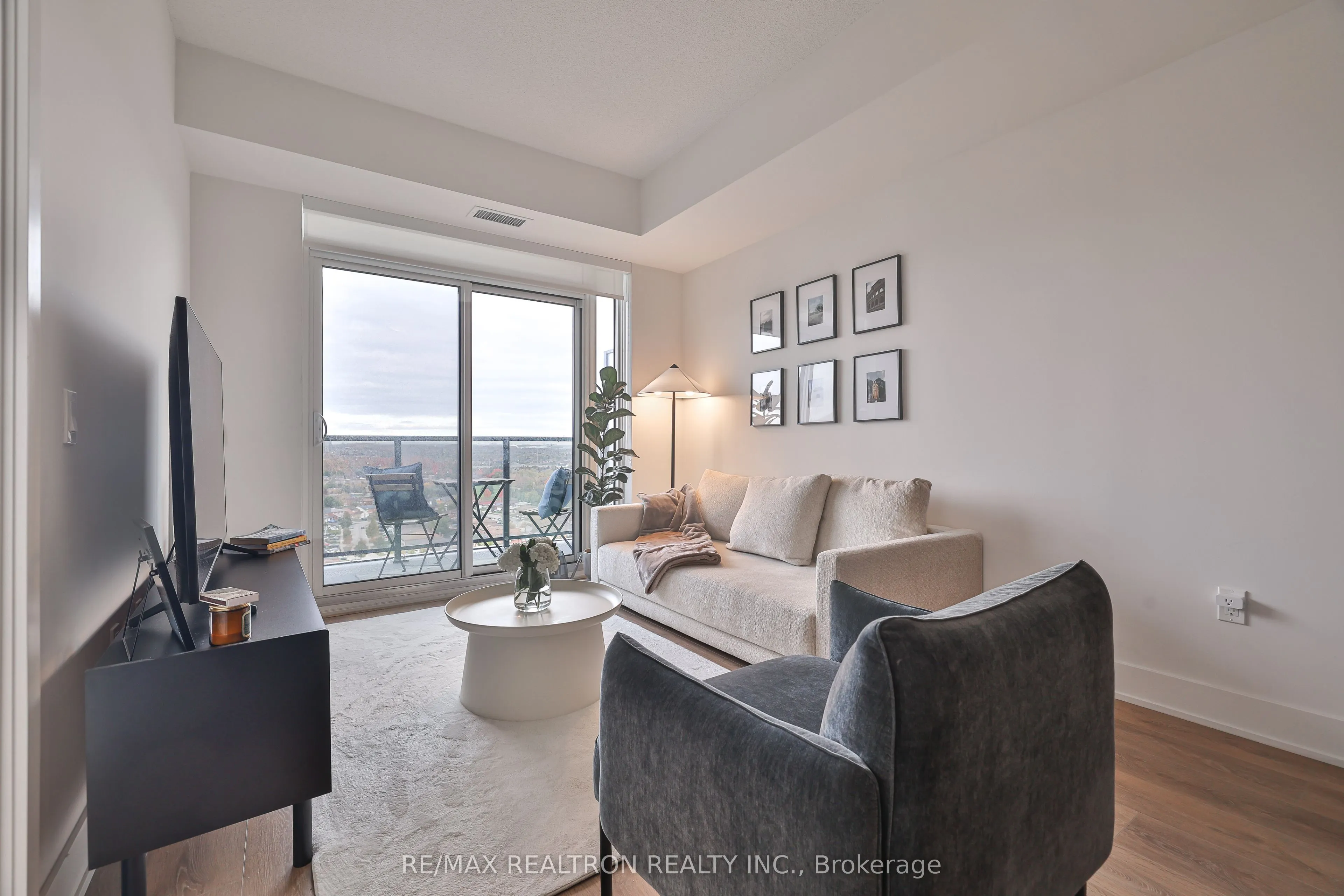 202 Burnhamthorpe Road E, #1904W