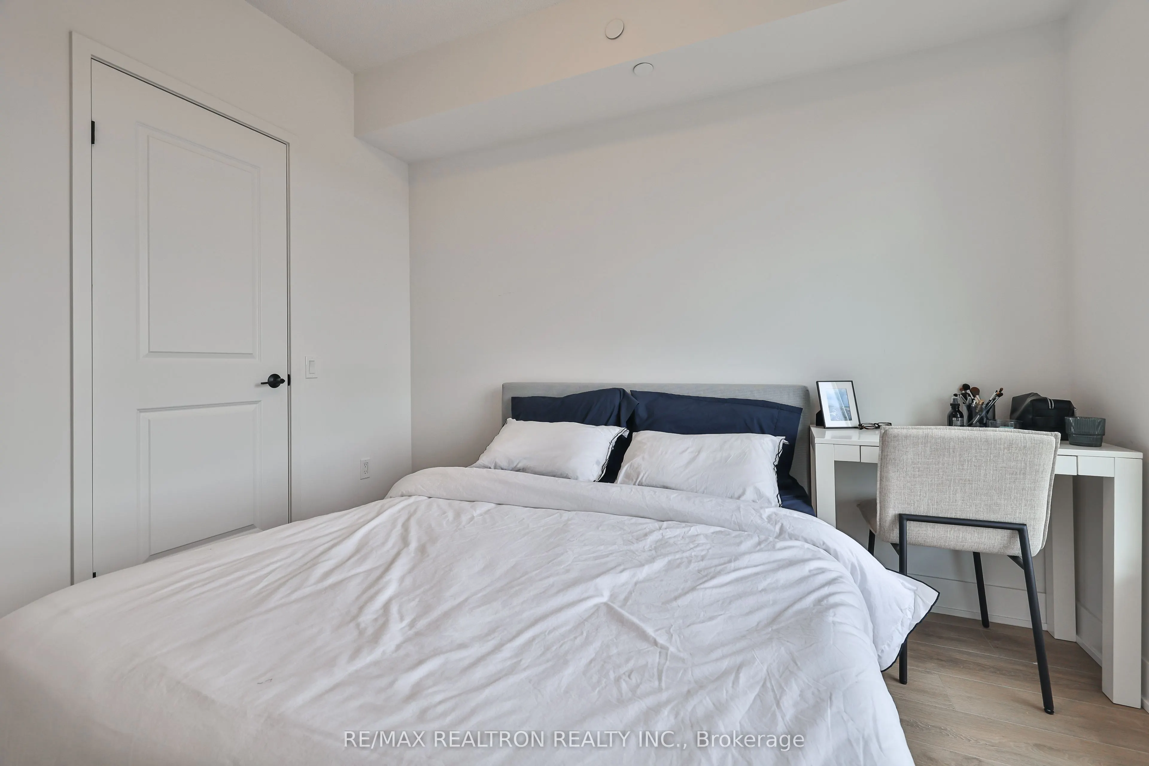 202 Burnhamthorpe Road E, #1904W