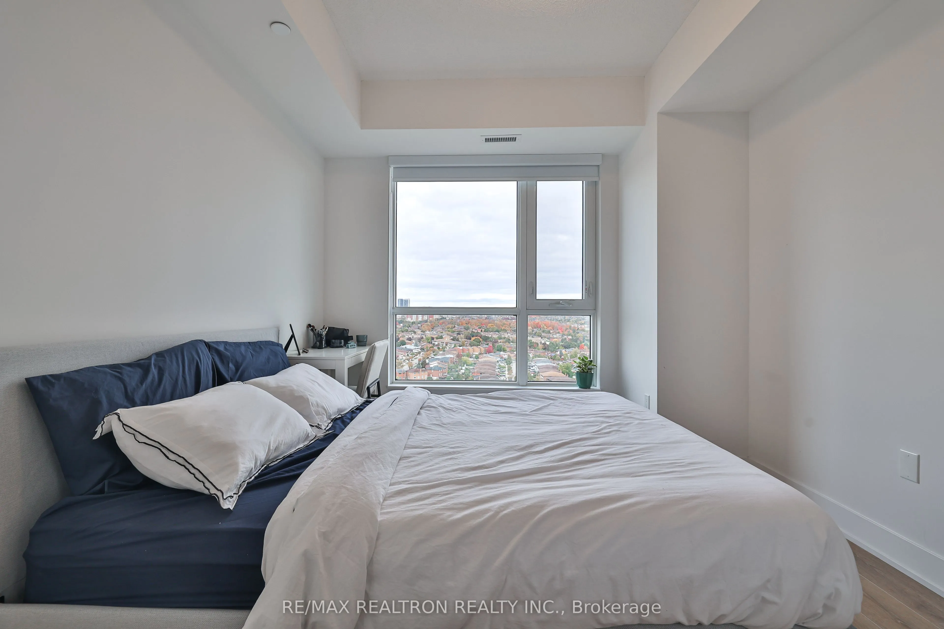 202 Burnhamthorpe Road E, #1904W