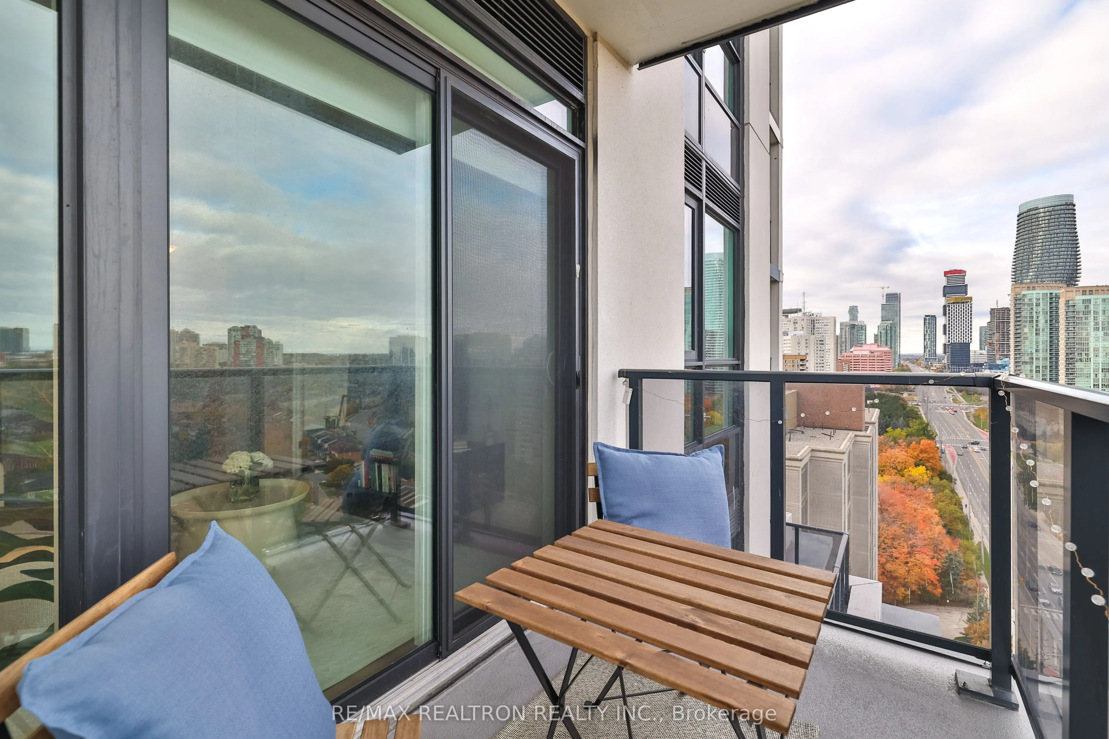 202 Burnhamthorpe Road E, #1904W