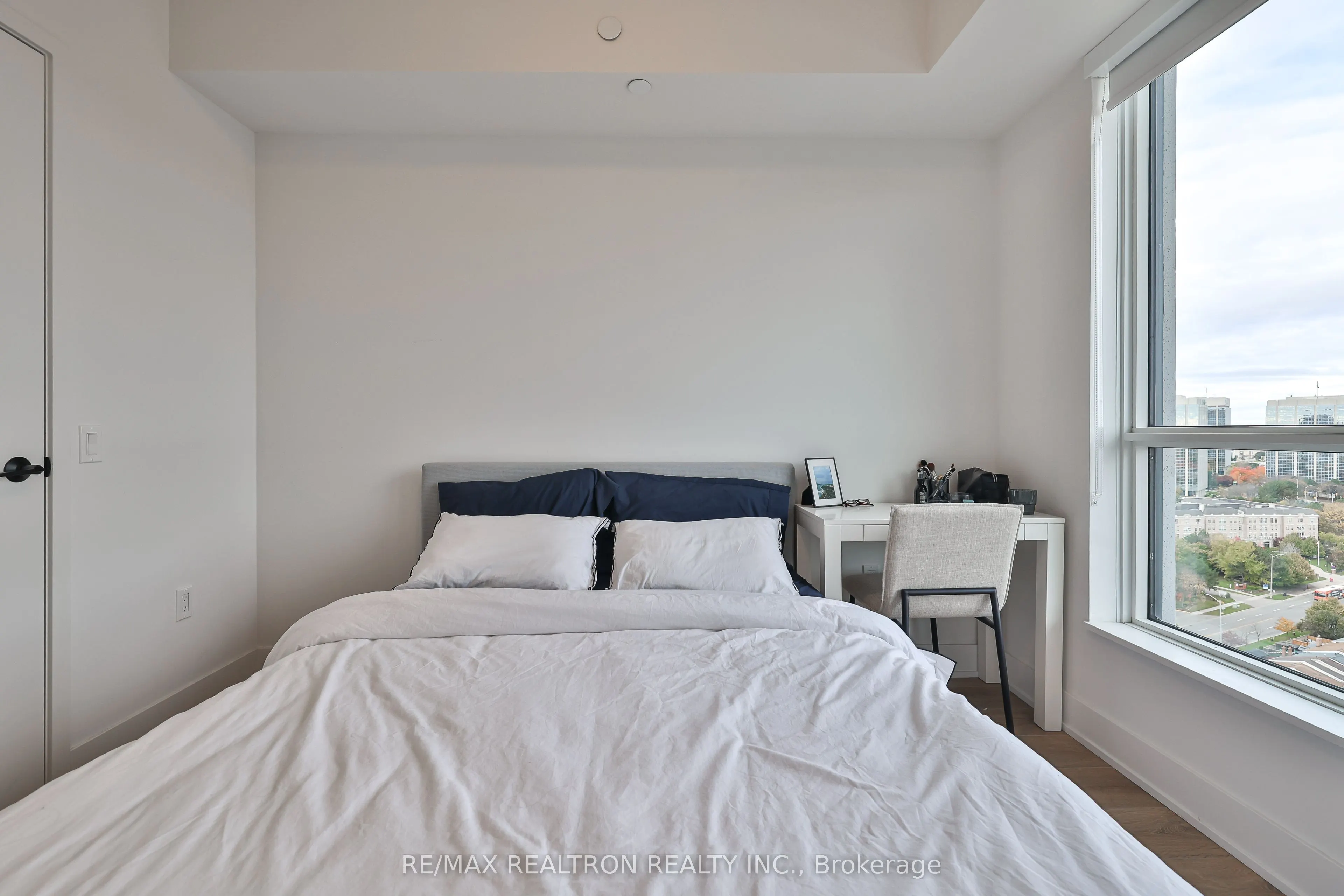 202 Burnhamthorpe Road E, #1904W