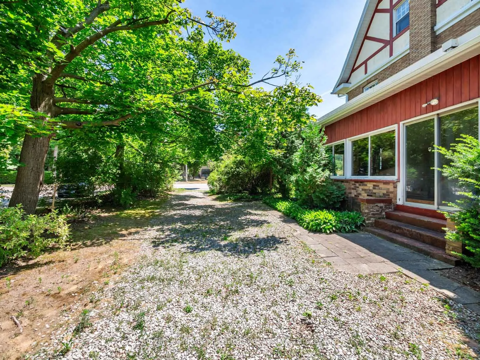 3175 Lakeshore Road W