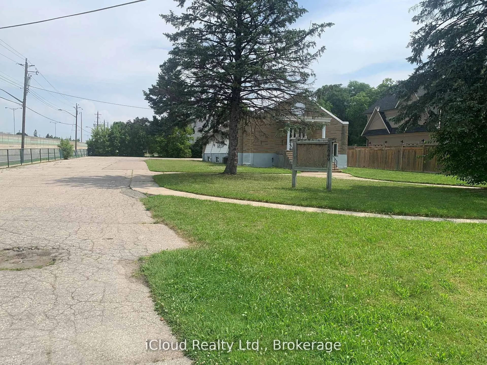 1649 Crediton Parkway