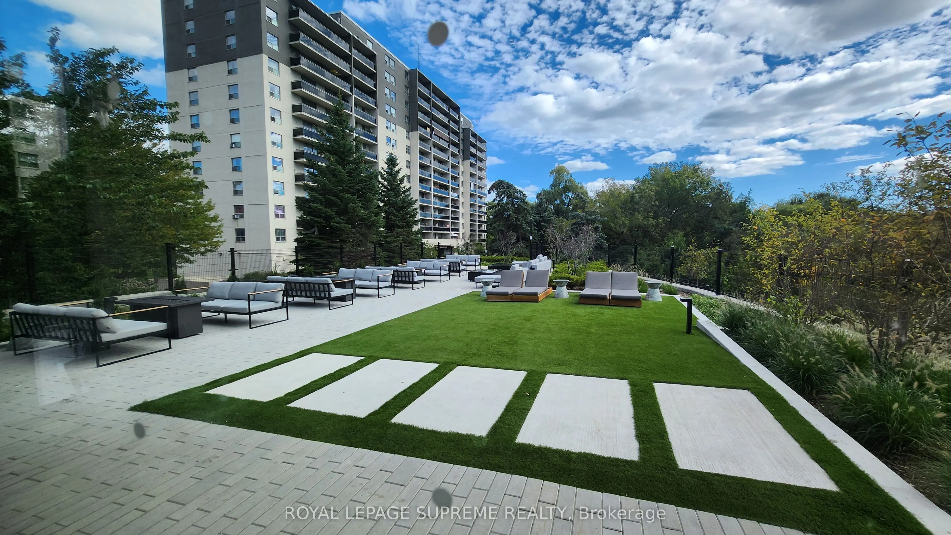 86 Dundas Street E, #424