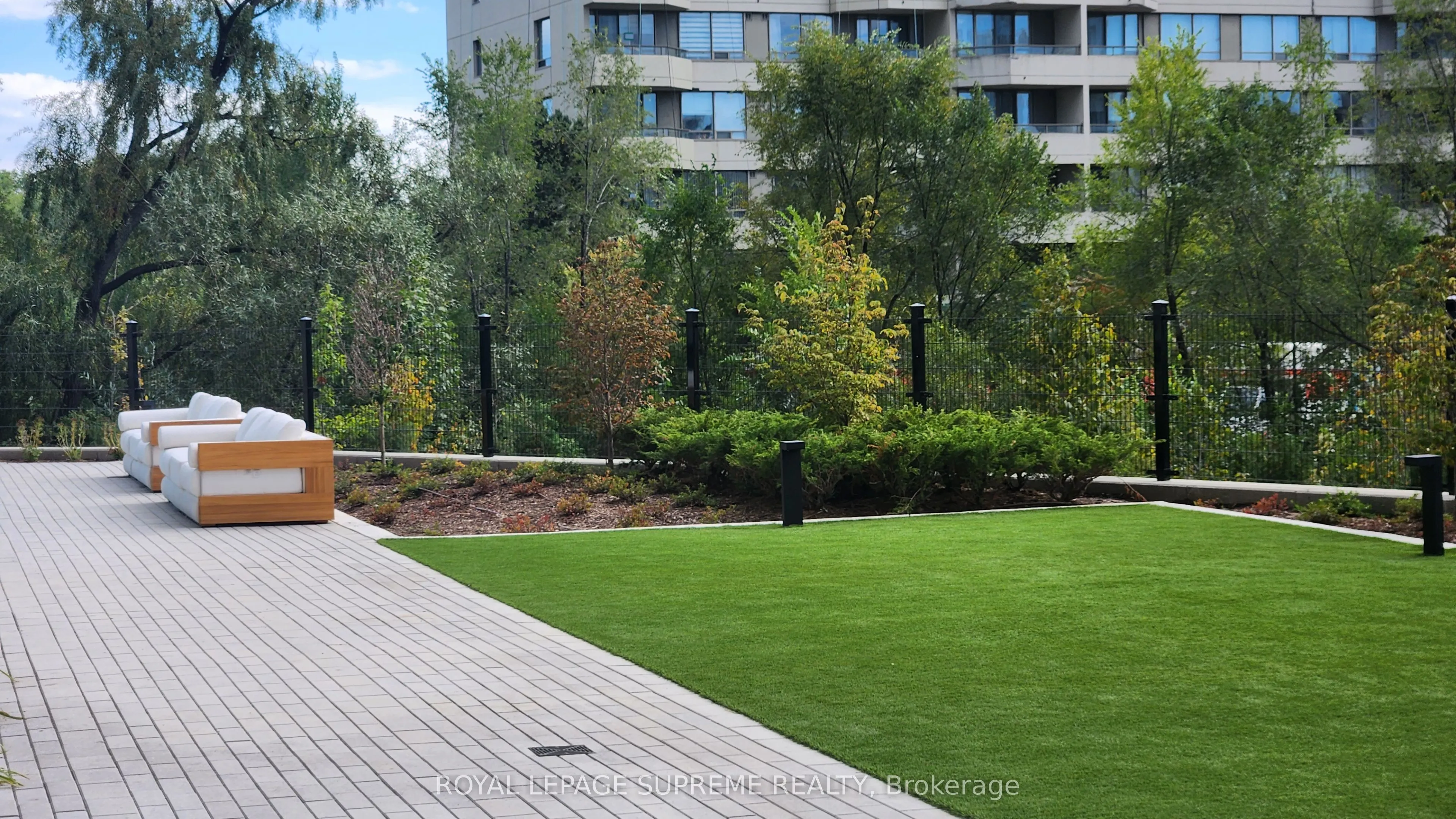 86 Dundas Street E, #424