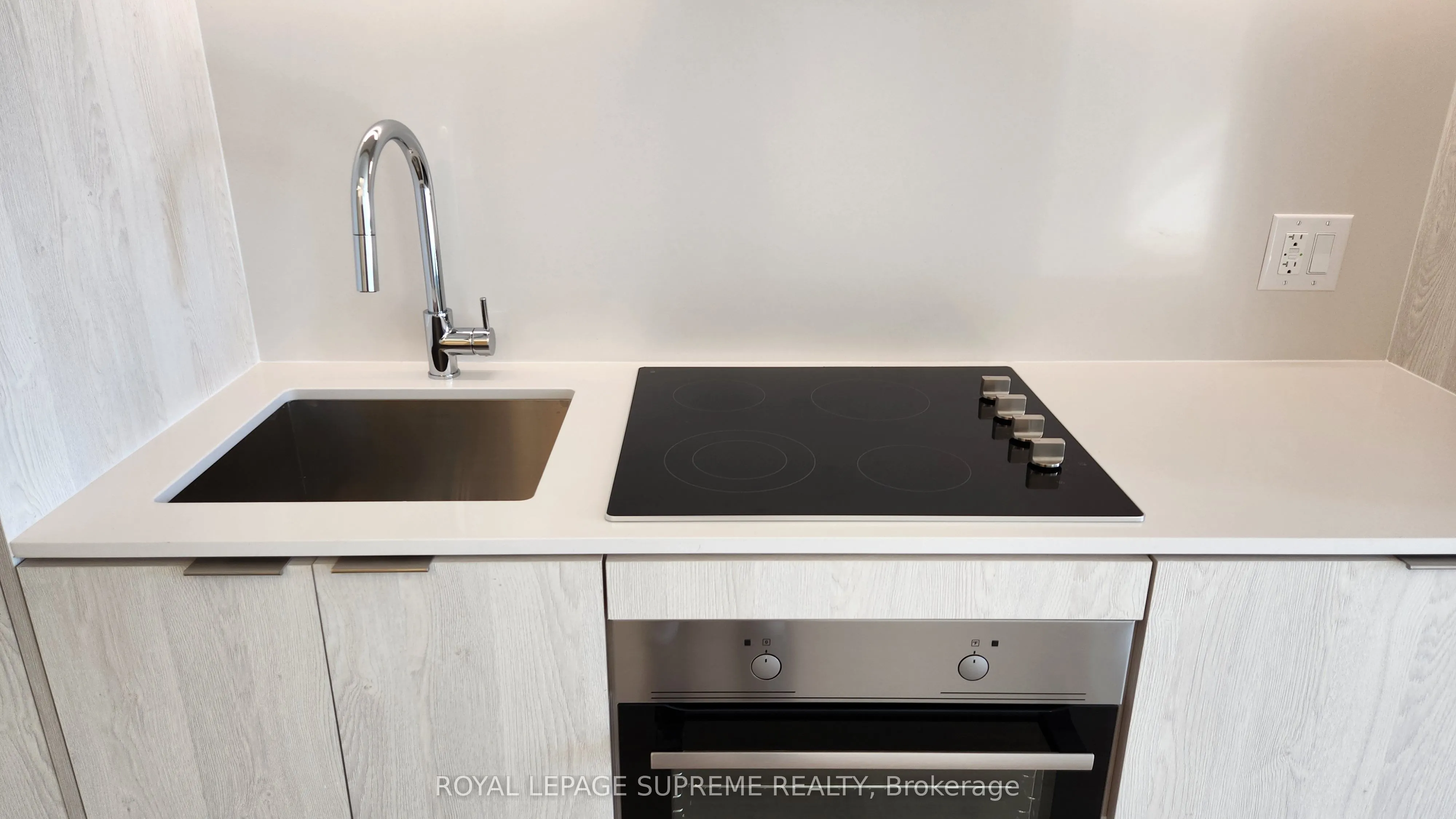 86 Dundas Street E, #424