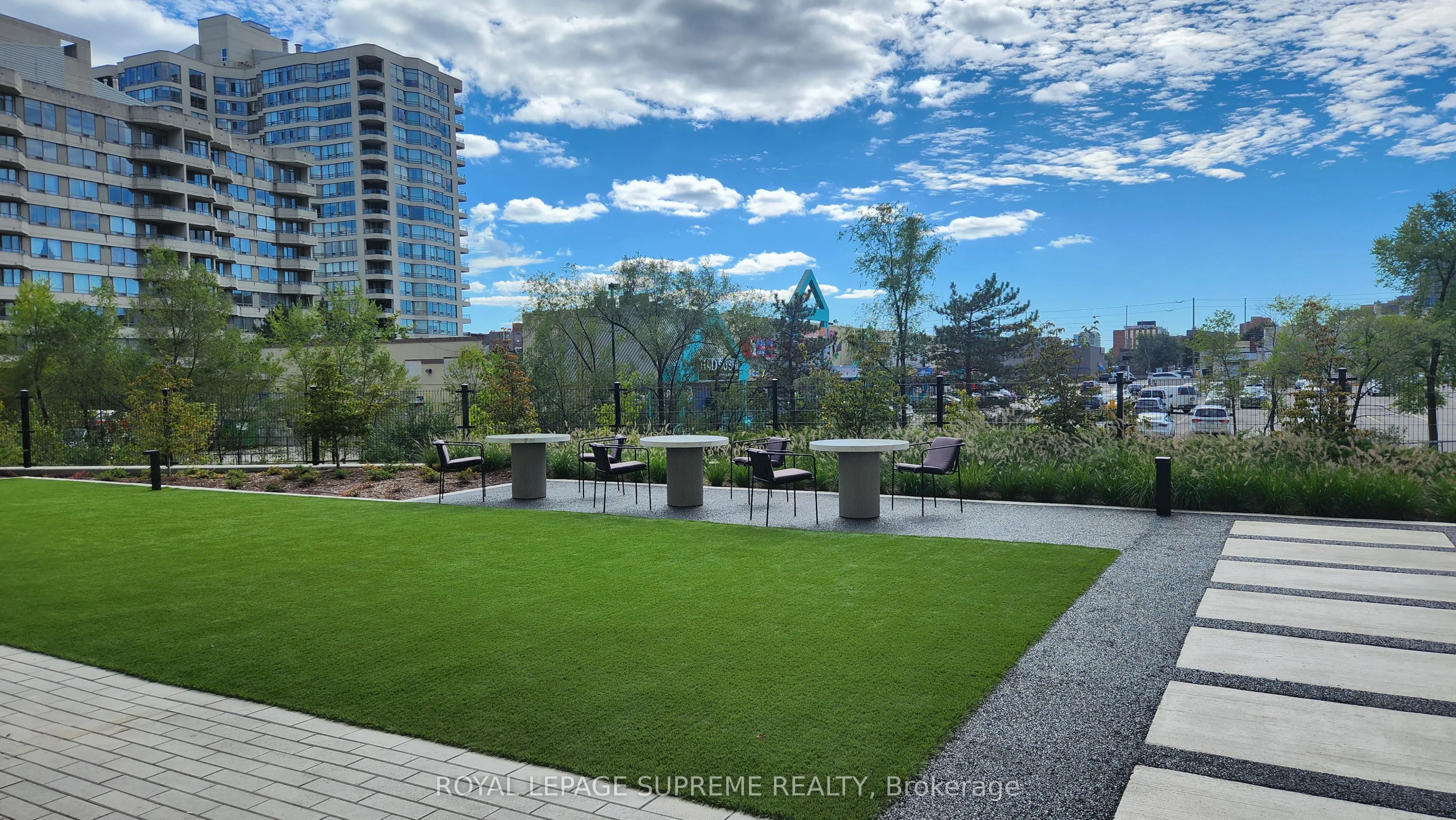 86 Dundas Street E, #424