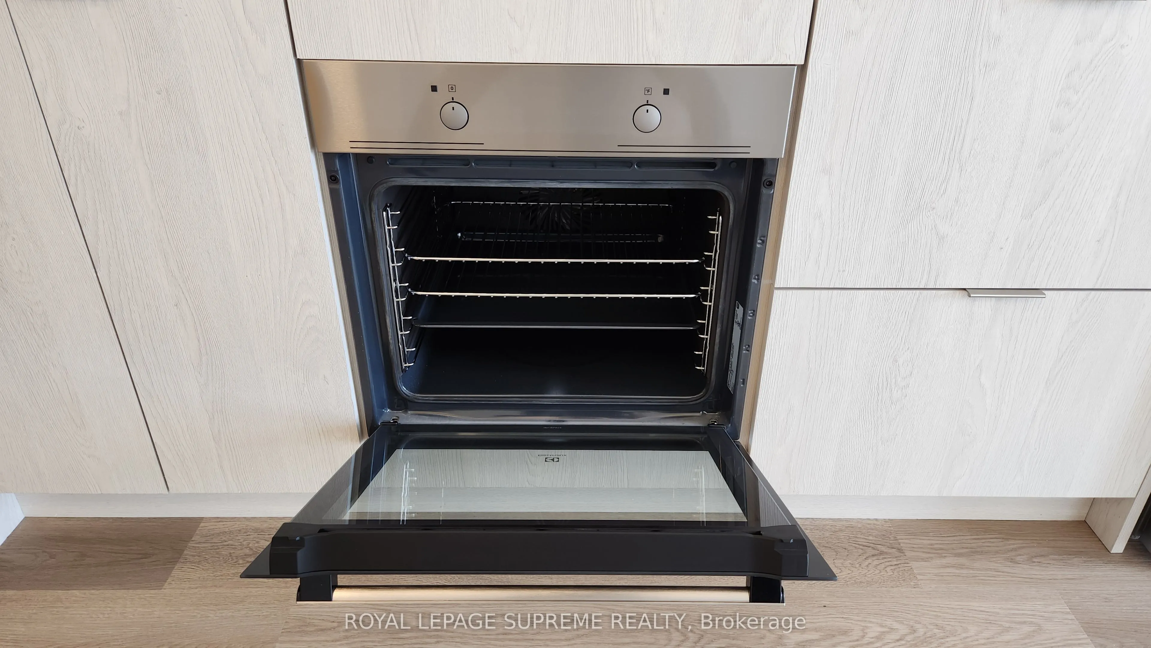 86 Dundas Street E, #424