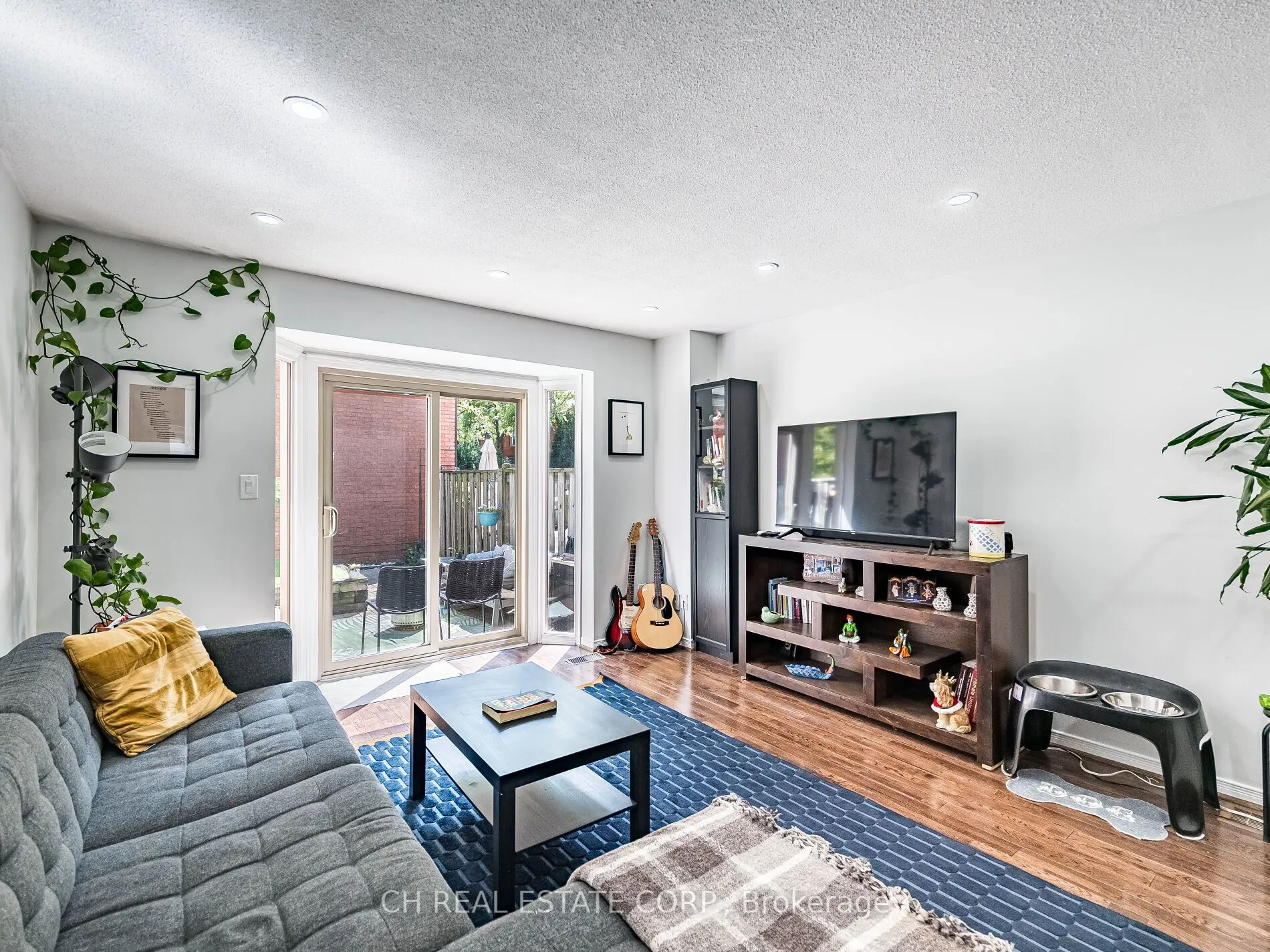 895 Maple Avenue, #215