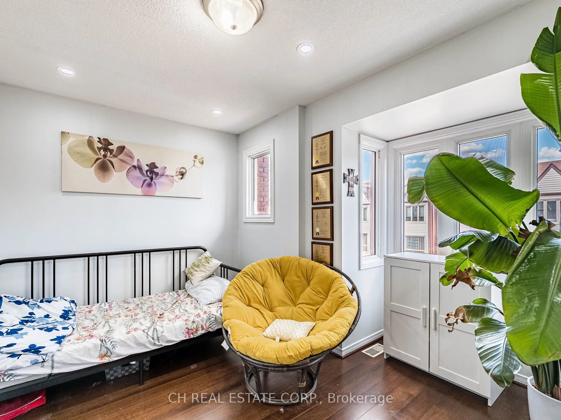 895 Maple Avenue, #215