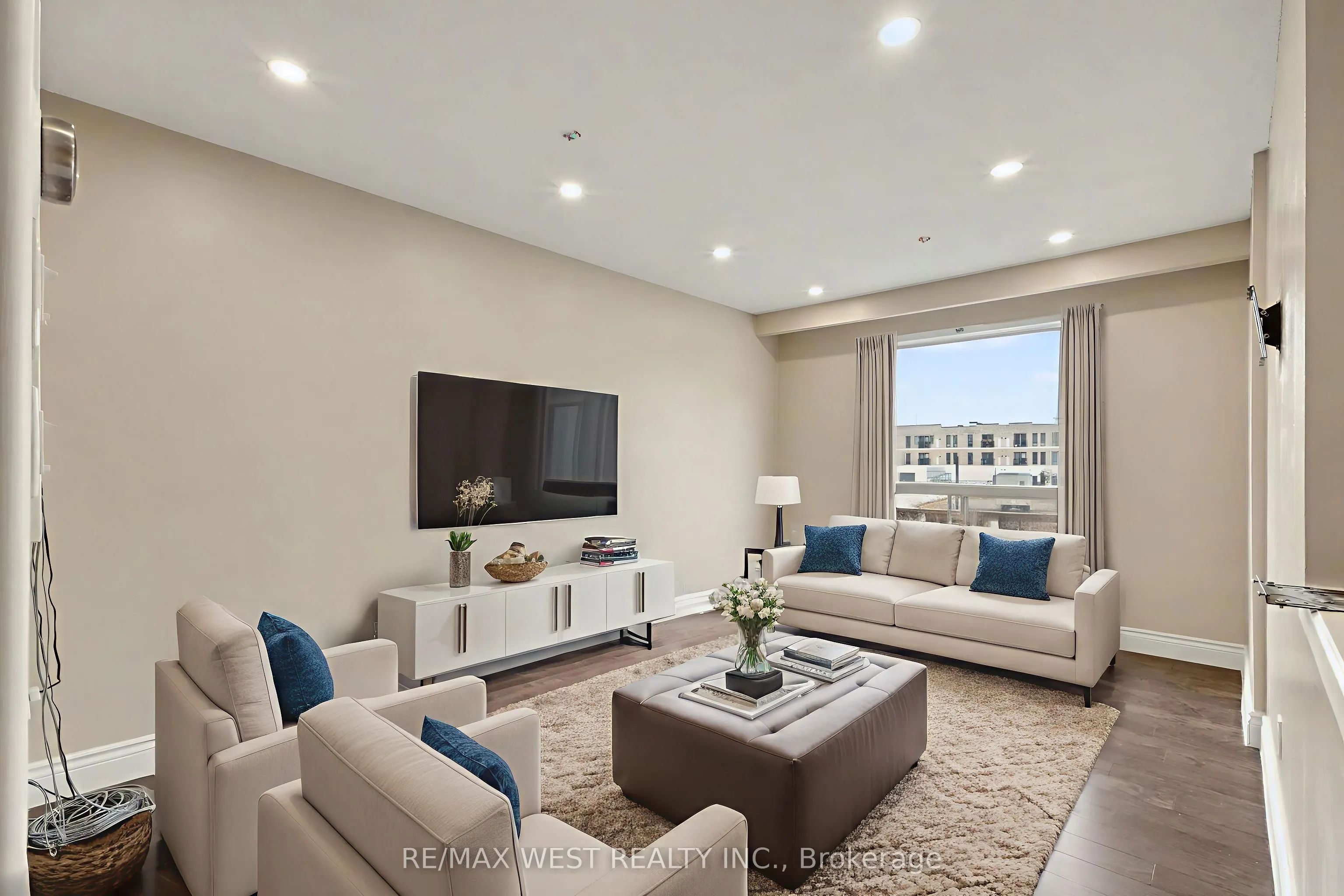 64 Bronte Street S, #8