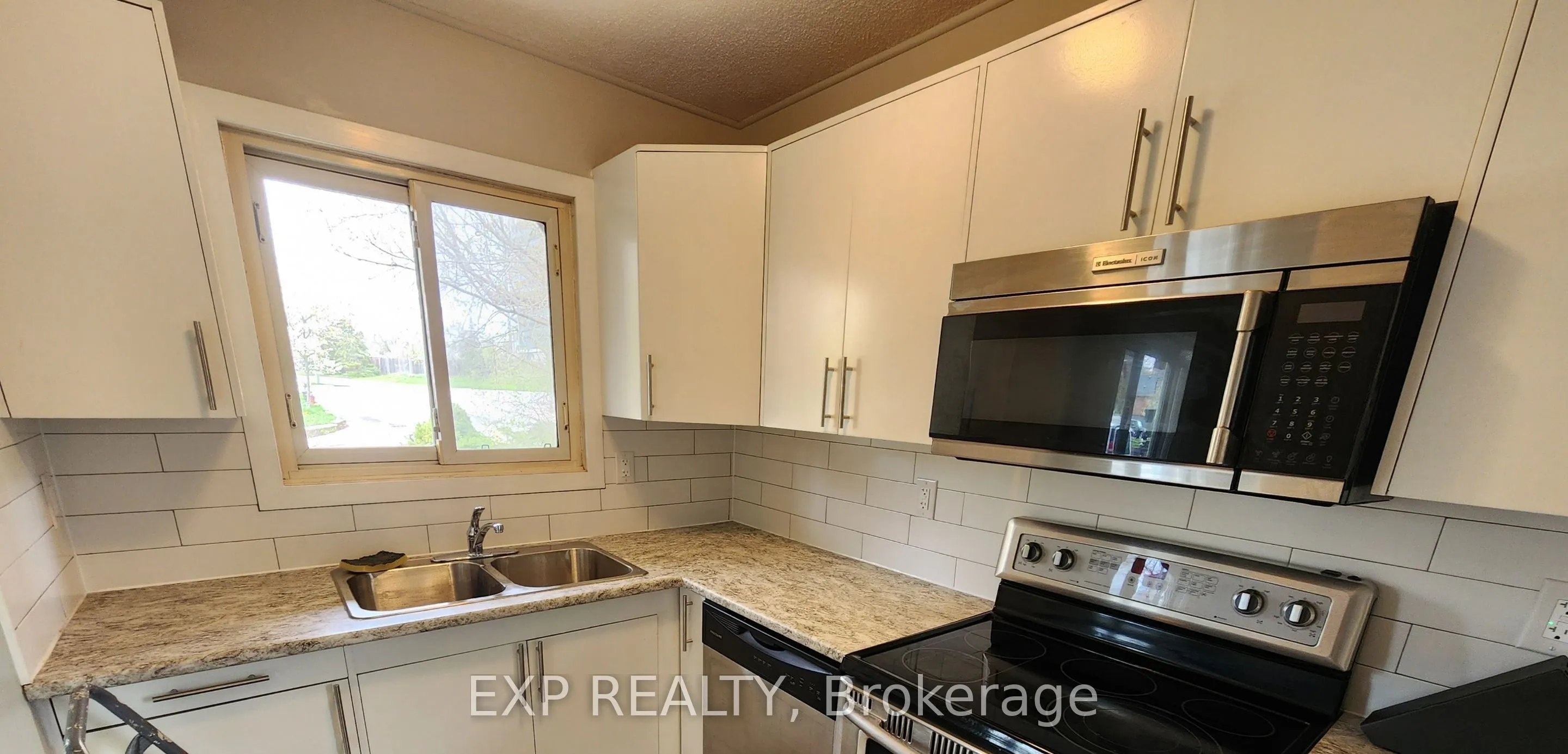 89 Wellington Street E, #Main Level