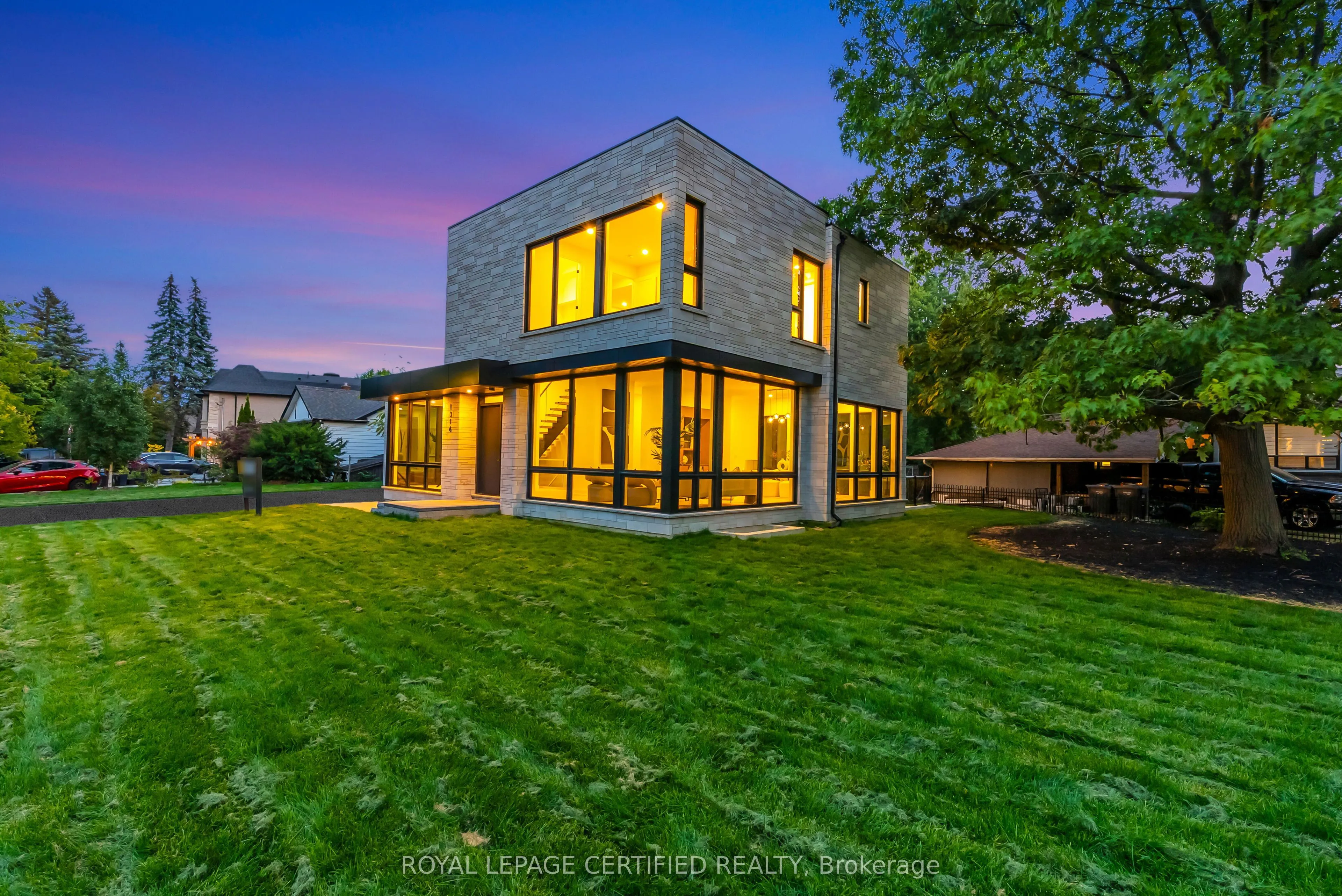 1316 Mineola Gardens