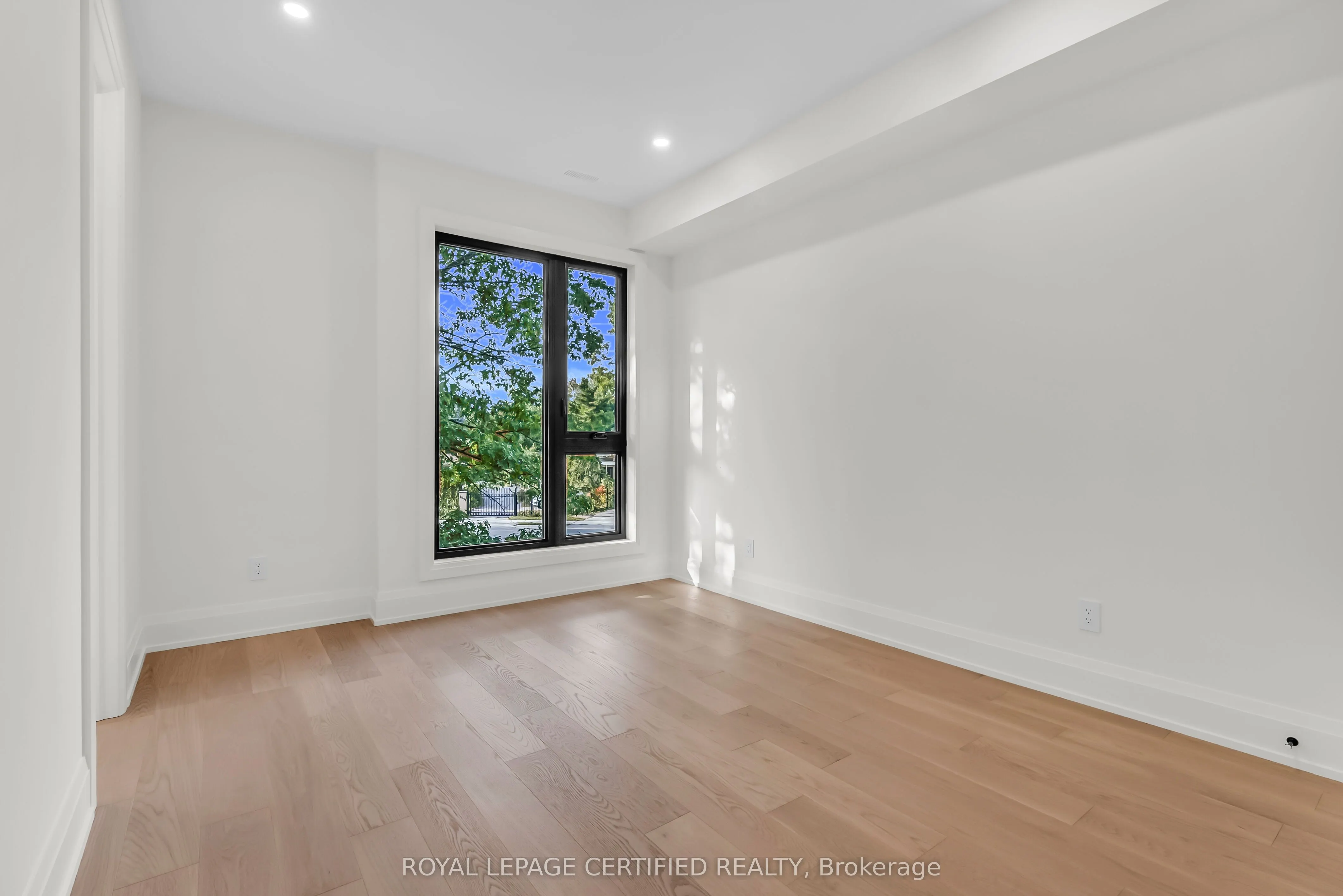 1316 Mineola Gardens