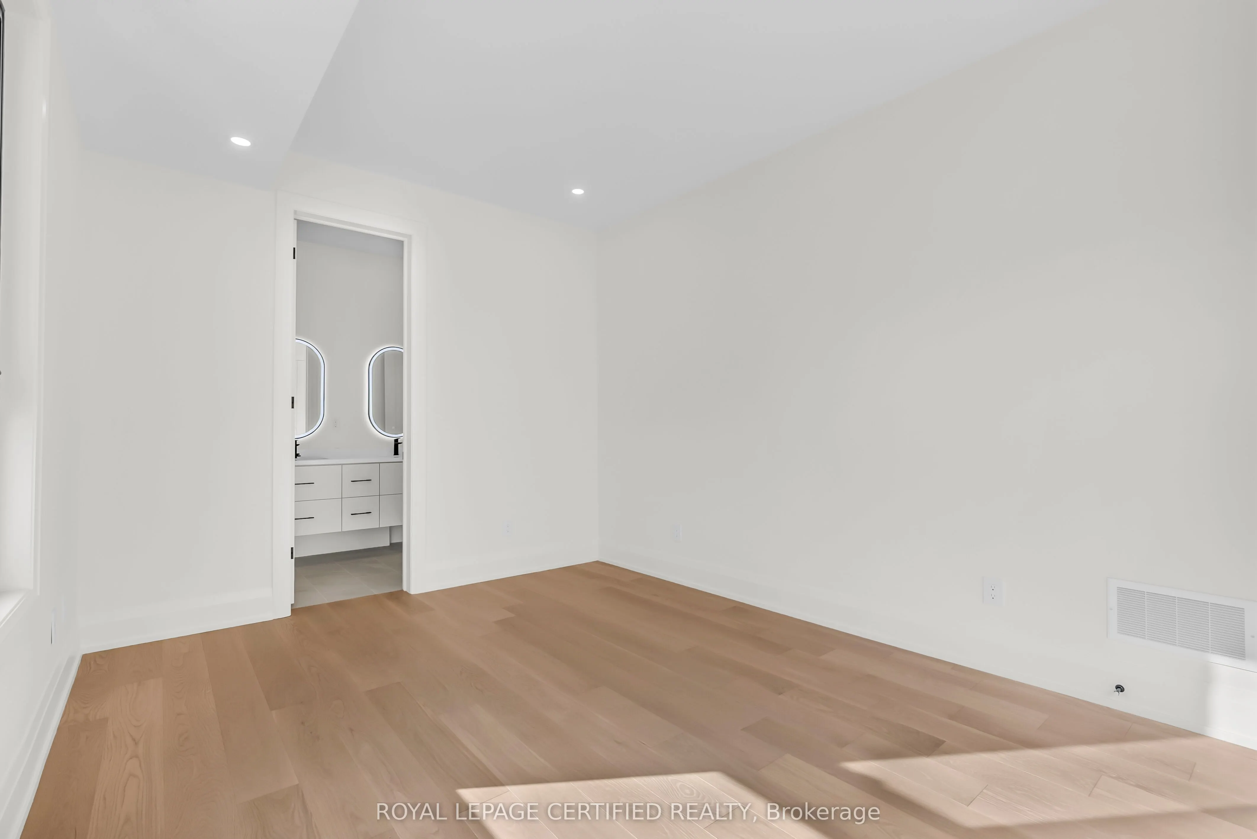 1316 Mineola Gardens