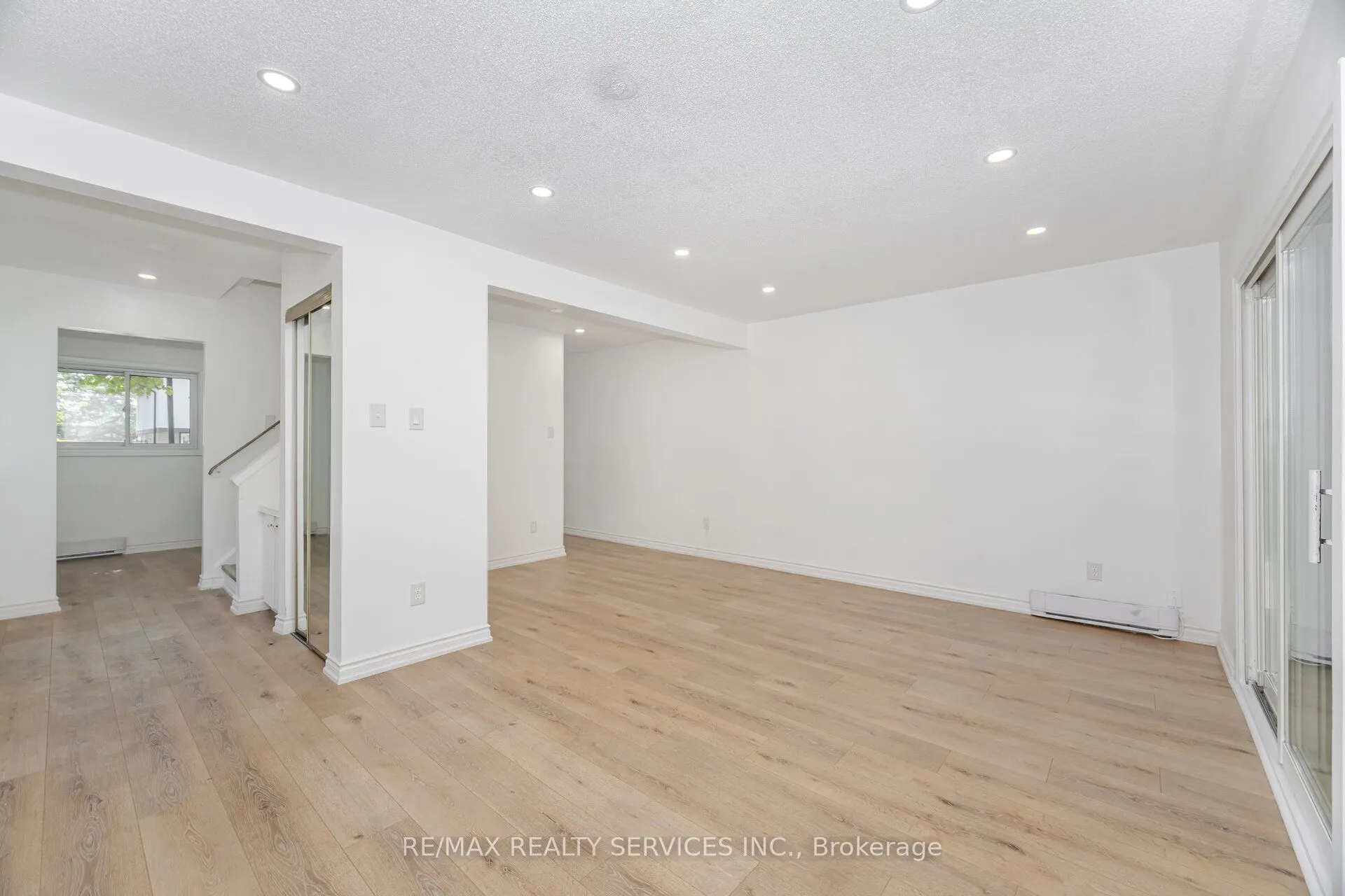 20 Greenhills Square