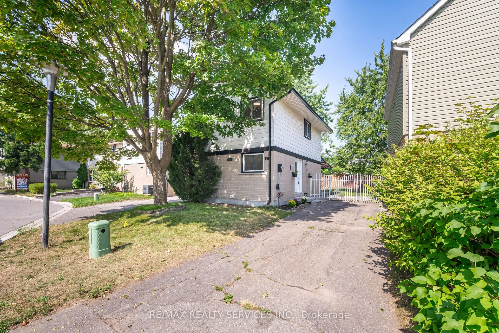 20 Greenhills Square