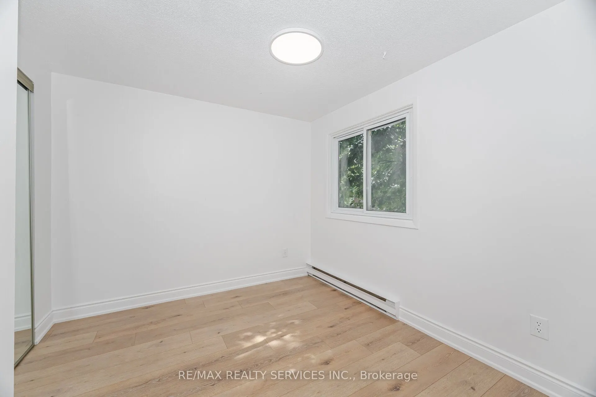 20 Greenhills Square