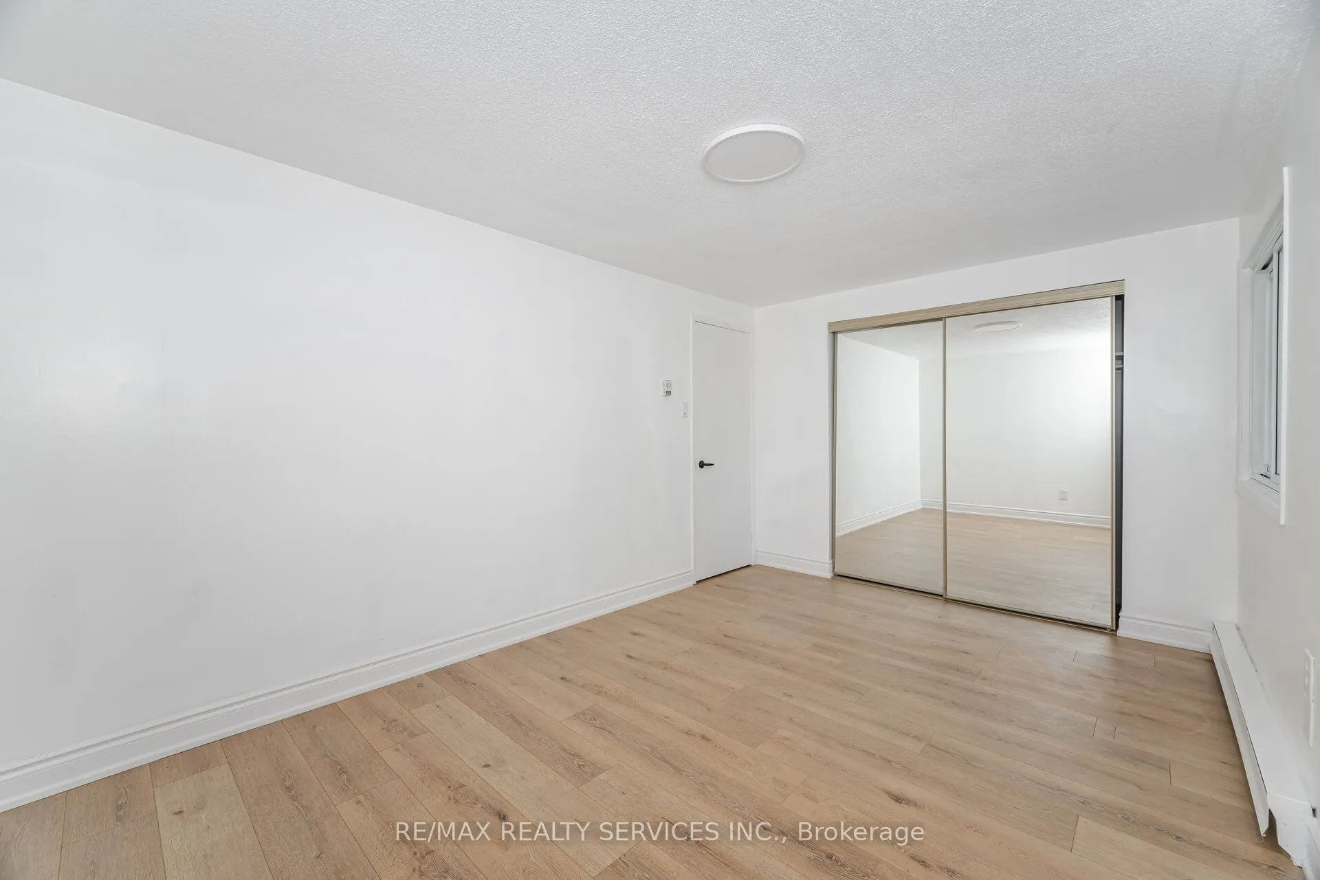 20 Greenhills Square