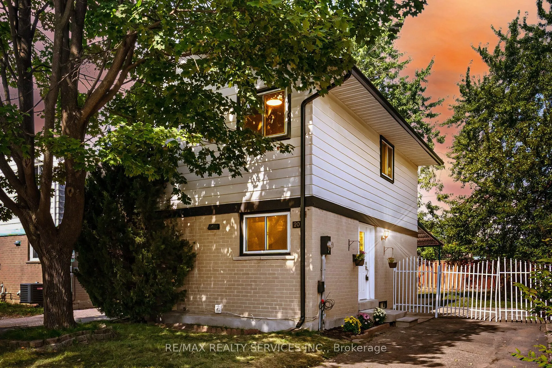 20 Greenhills Square