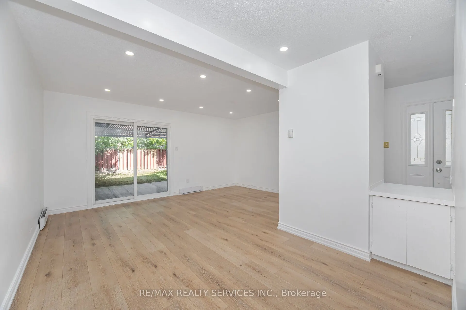 20 Greenhills Square