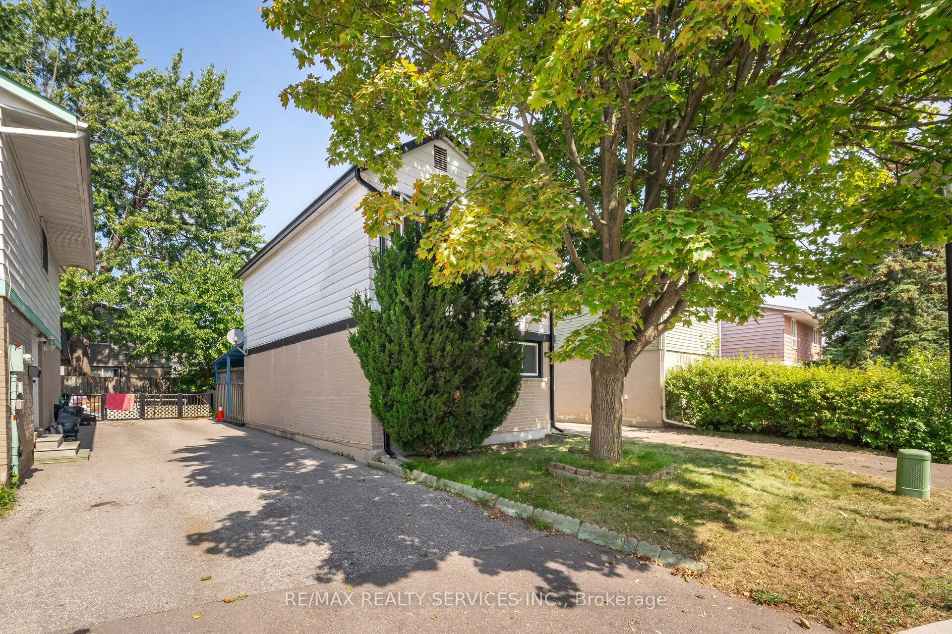 20 Greenhills Square