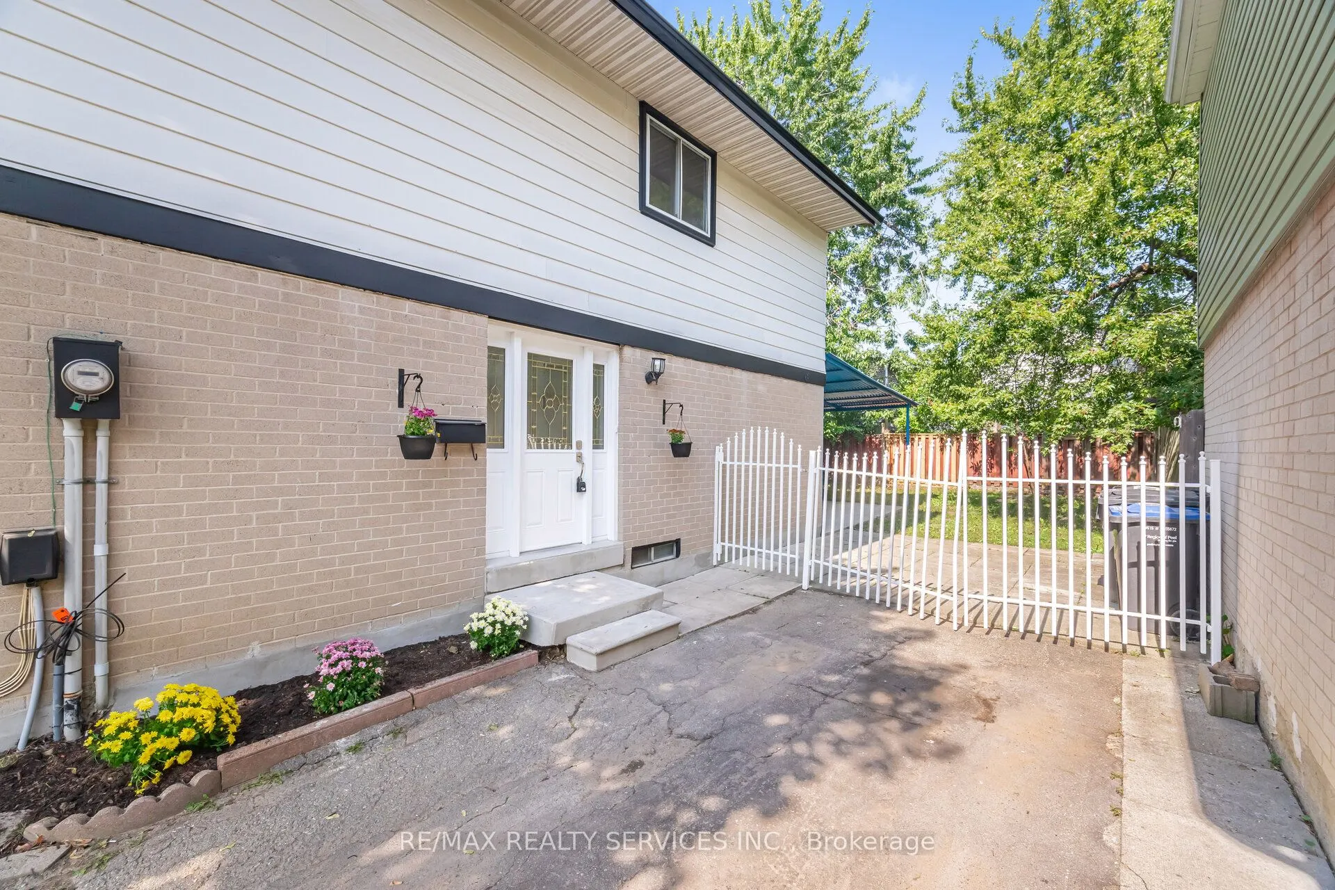 20 Greenhills Square