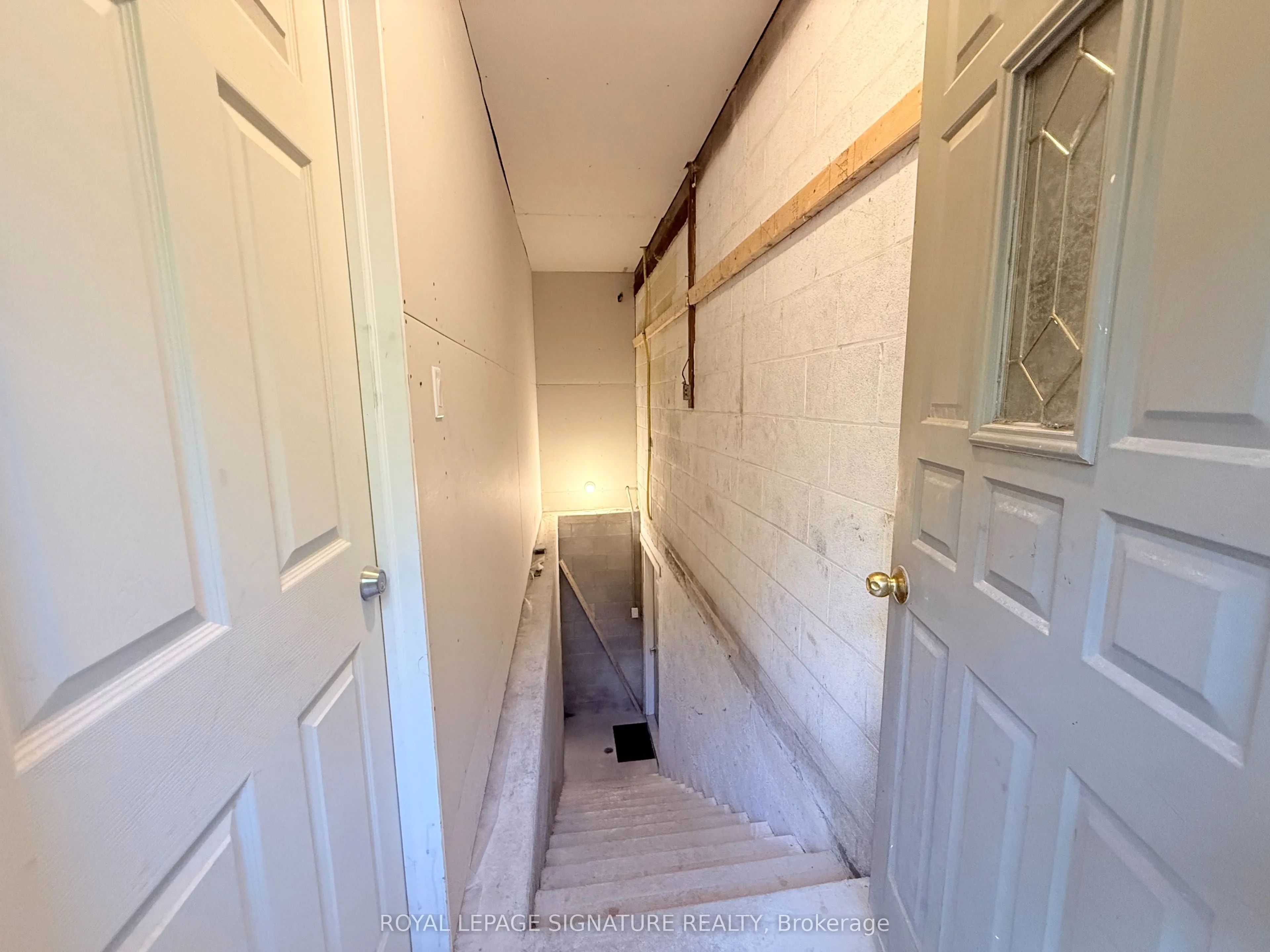 38 Burnhamthorpe Road W, #Lower