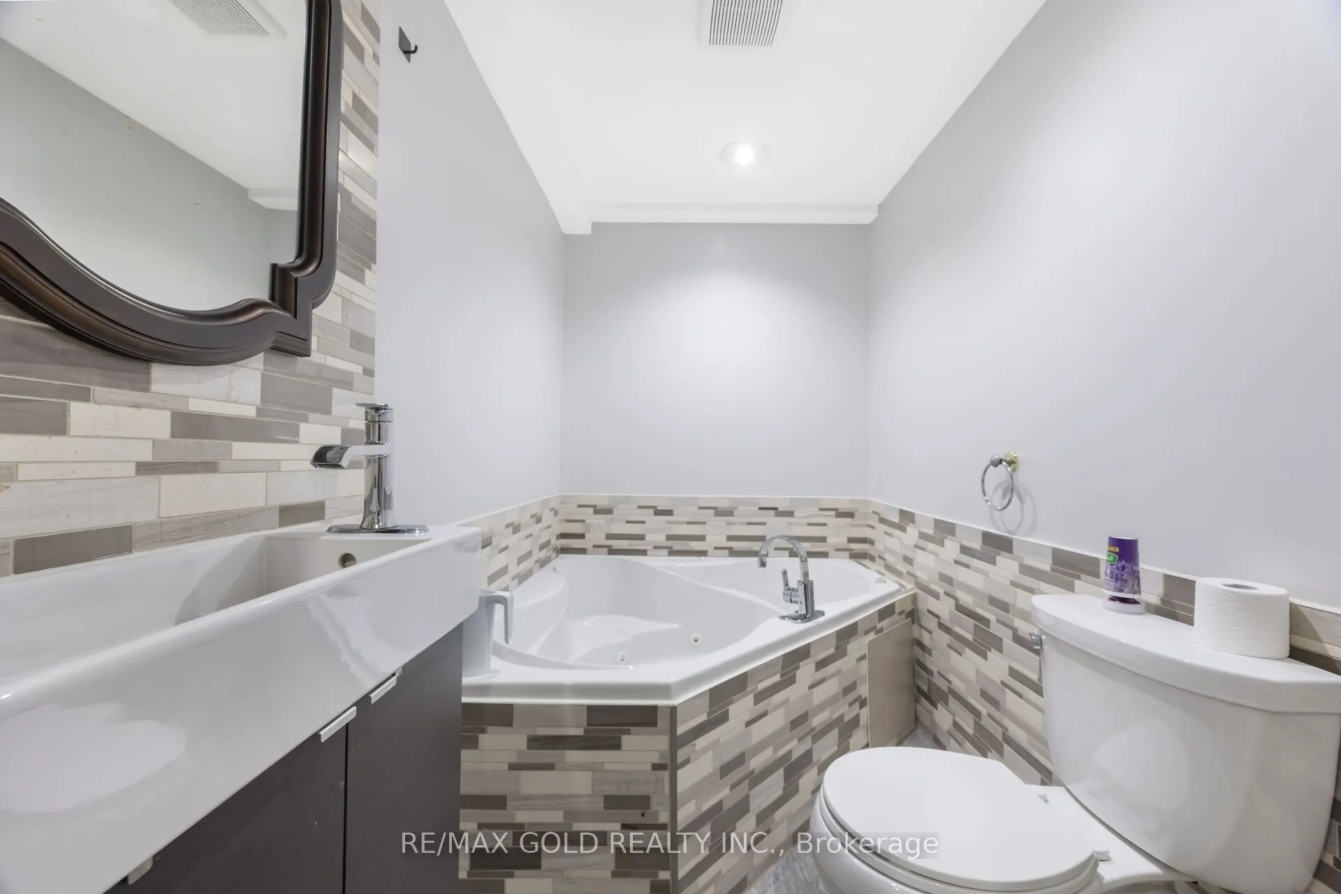 63 Mount Fuji Crescent