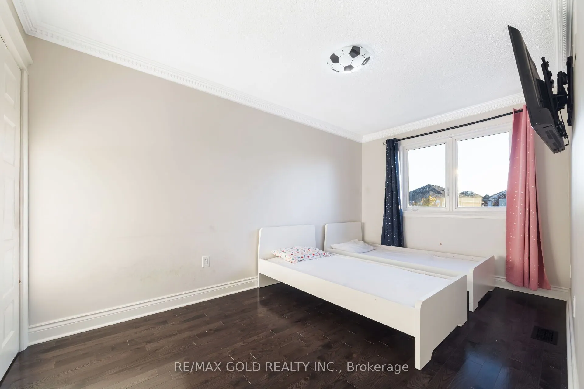 63 Mount Fuji Crescent