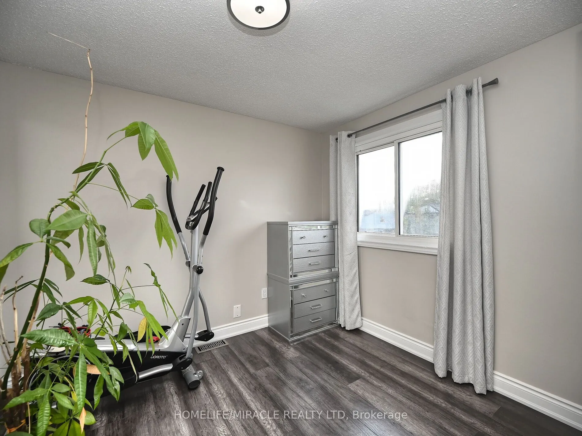 10 Grass Point Square