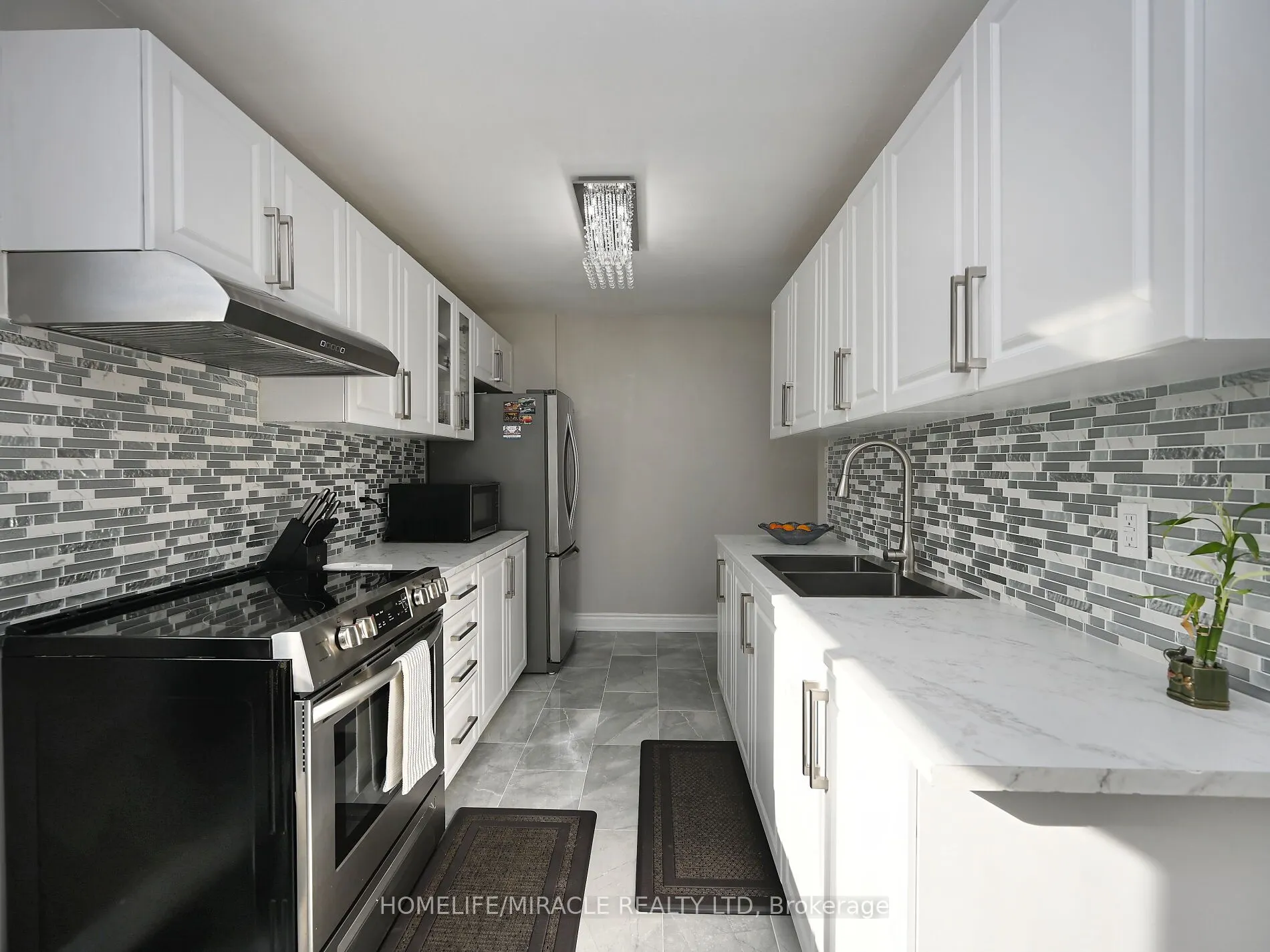 10 Grass Point Square