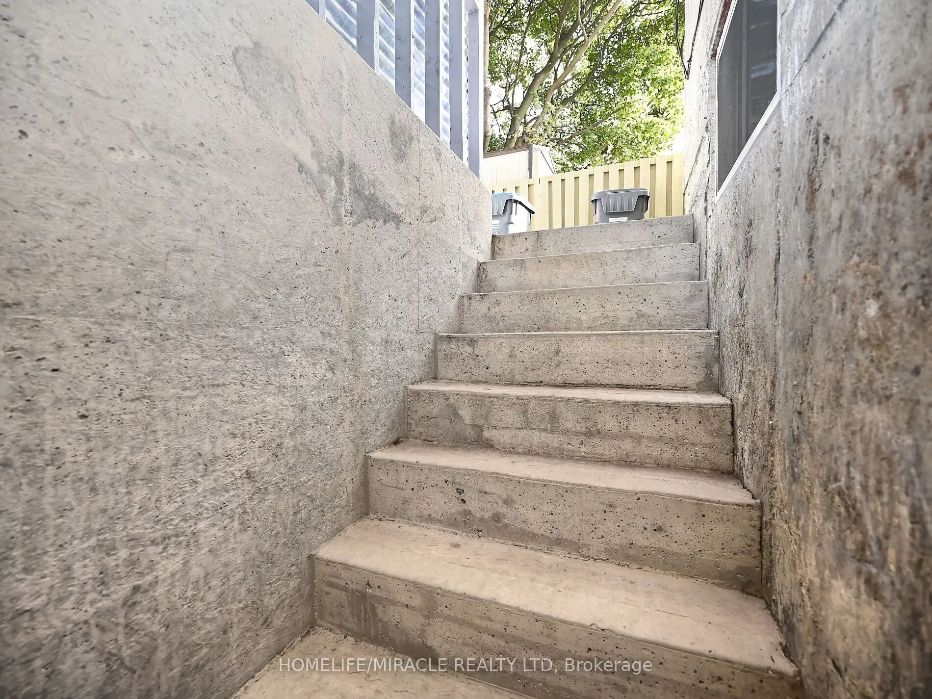 10 Grass Point Square