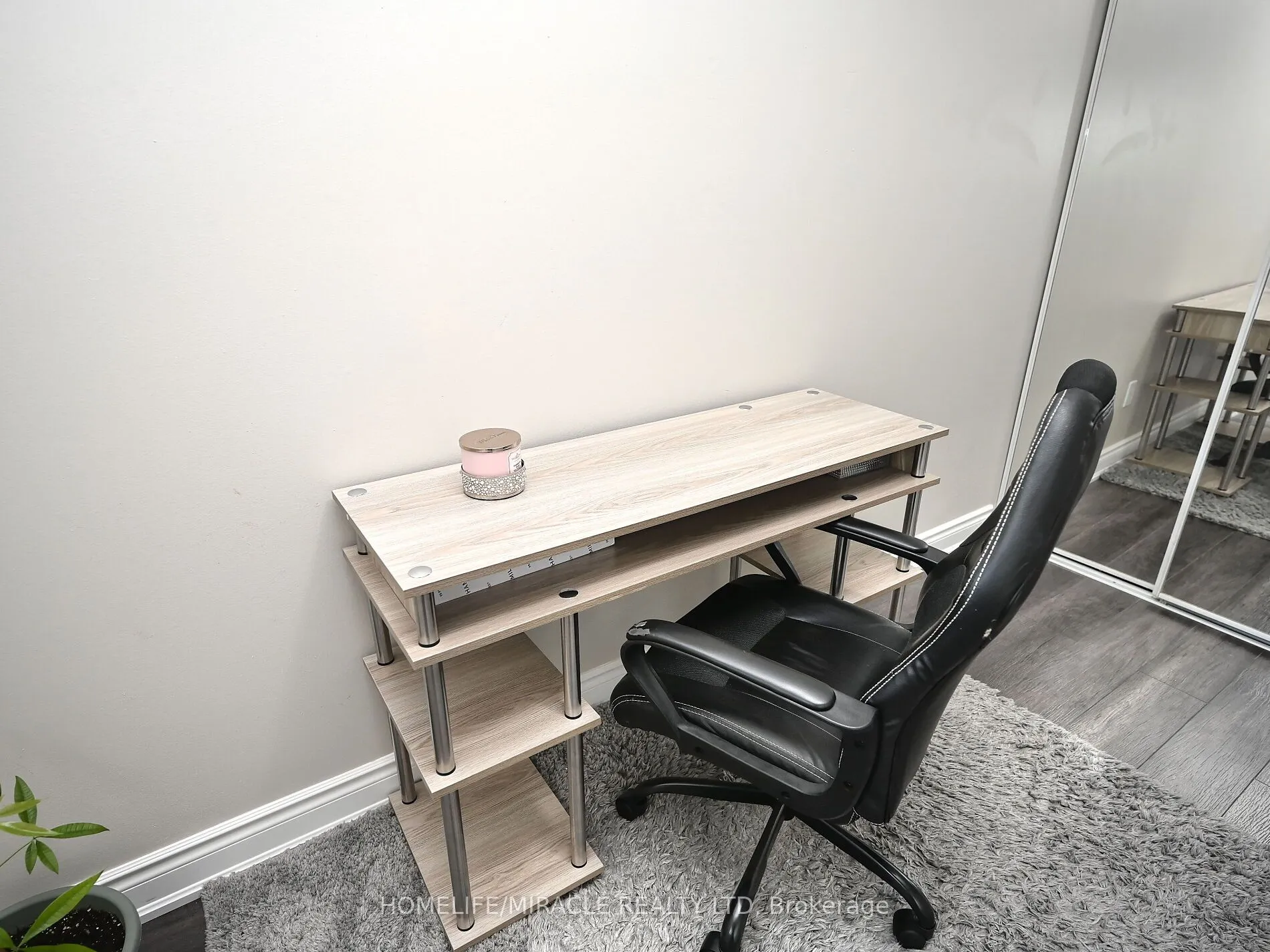 10 Grass Point Square