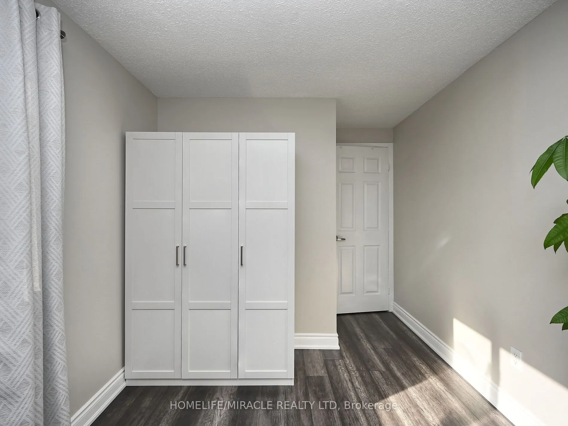 10 Grass Point Square