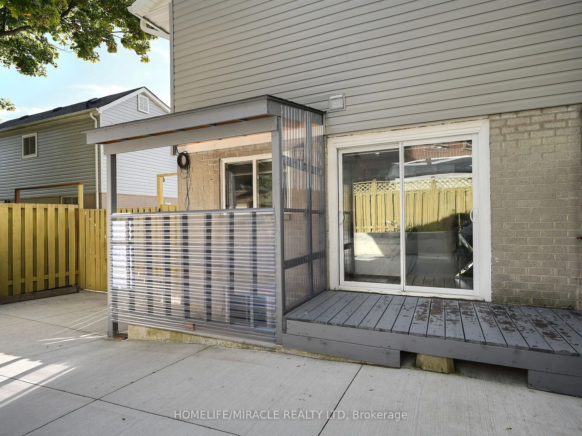 10 Grass Point Square