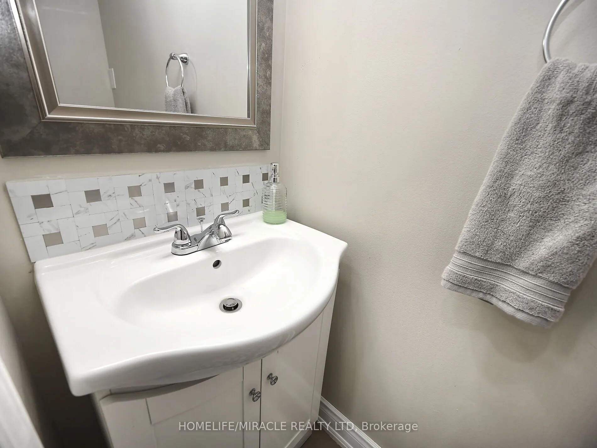 10 Grass Point Square