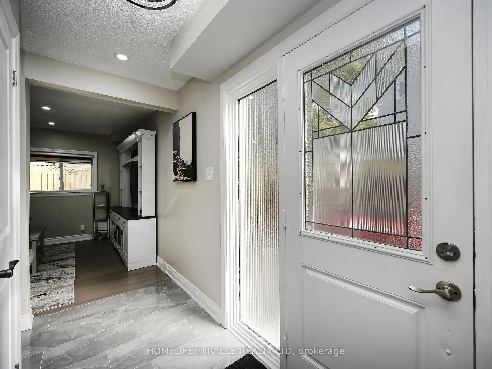 10 Grass Point Square